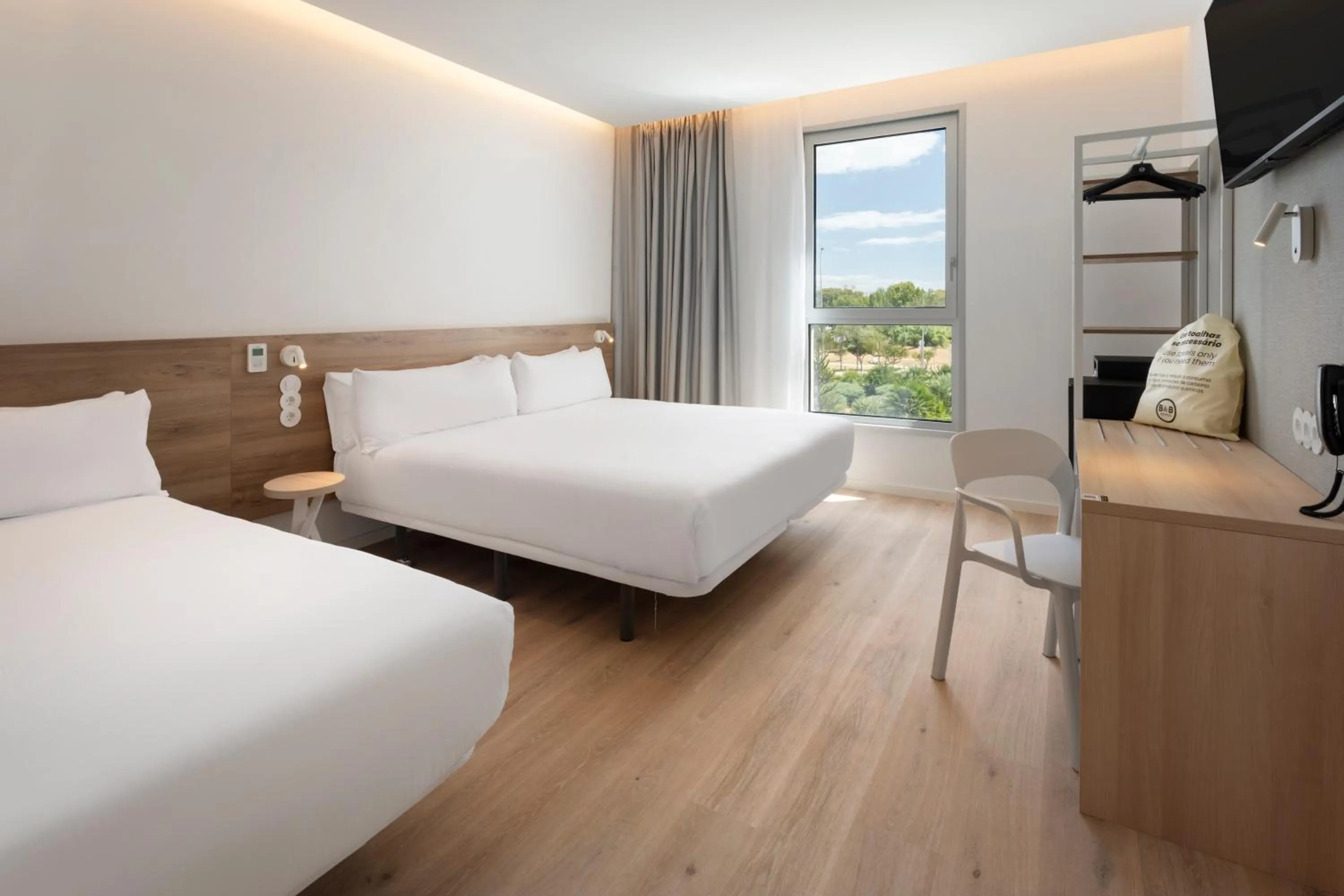 Bed in B&B HOTEL Setúbal Bonfim