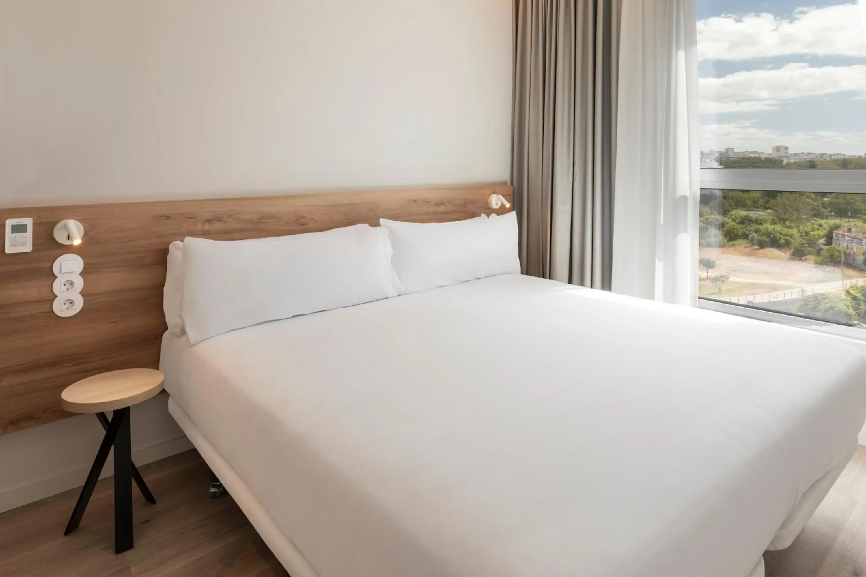 Bed in B&B HOTEL Setúbal Bonfim