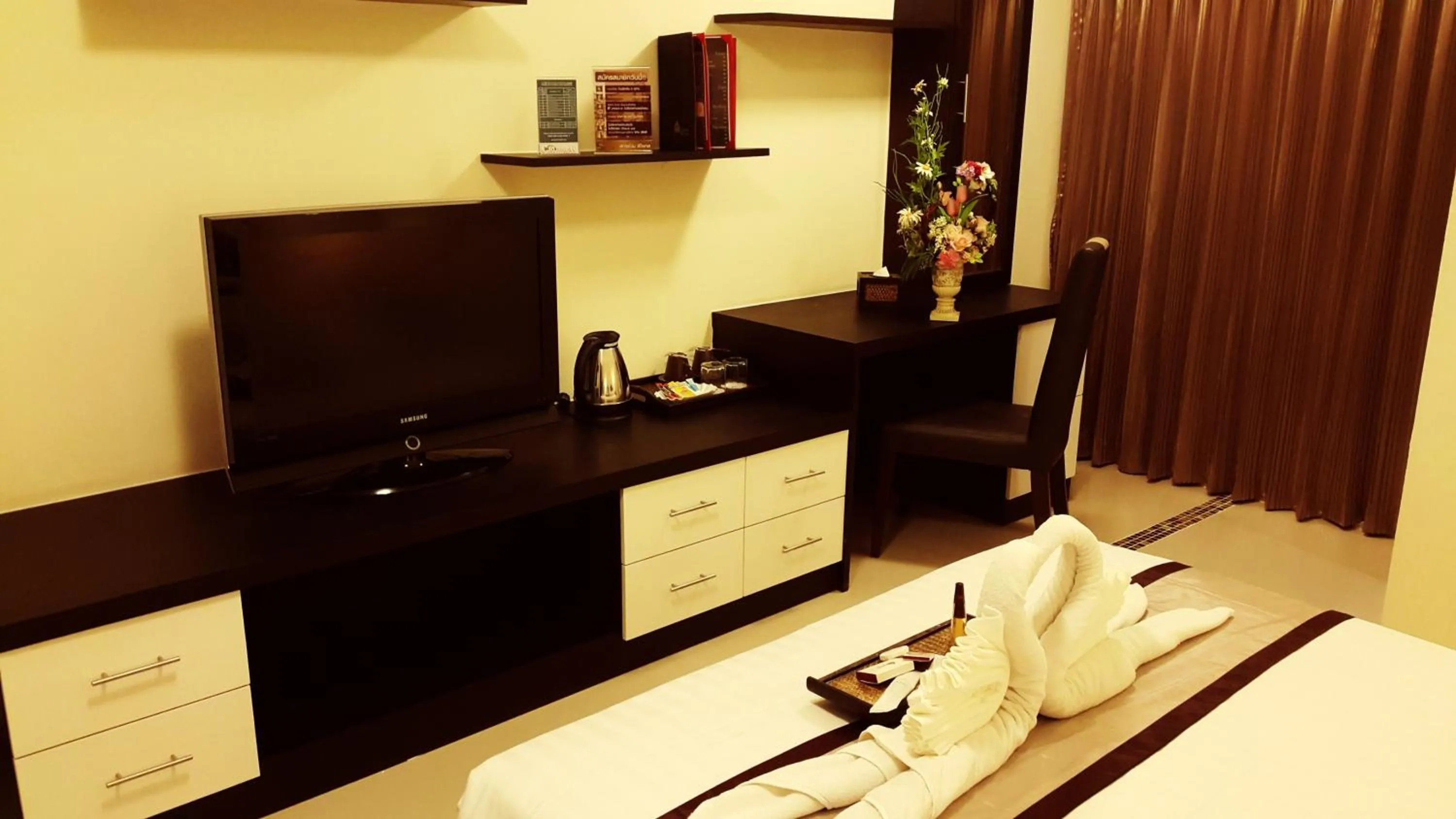 TV and multimedia, Bed in Leelawadee Modern Resort Huaykwang - ลีลาวดี ห้วยขวาง