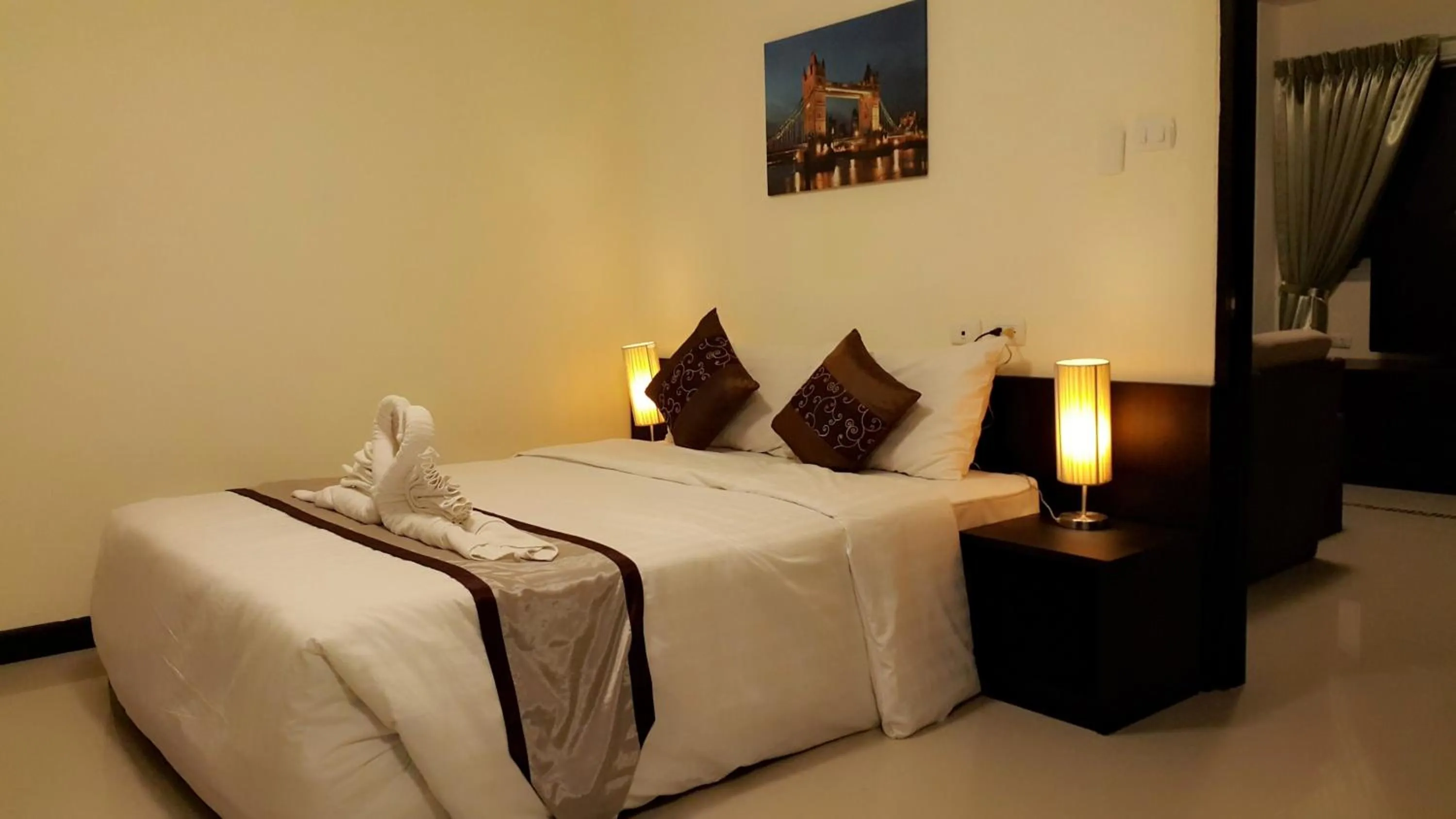 Photo of the whole room, Bed in Leelawadee Modern Resort Huaykwang - ลีลาวดี ห้วยขวาง