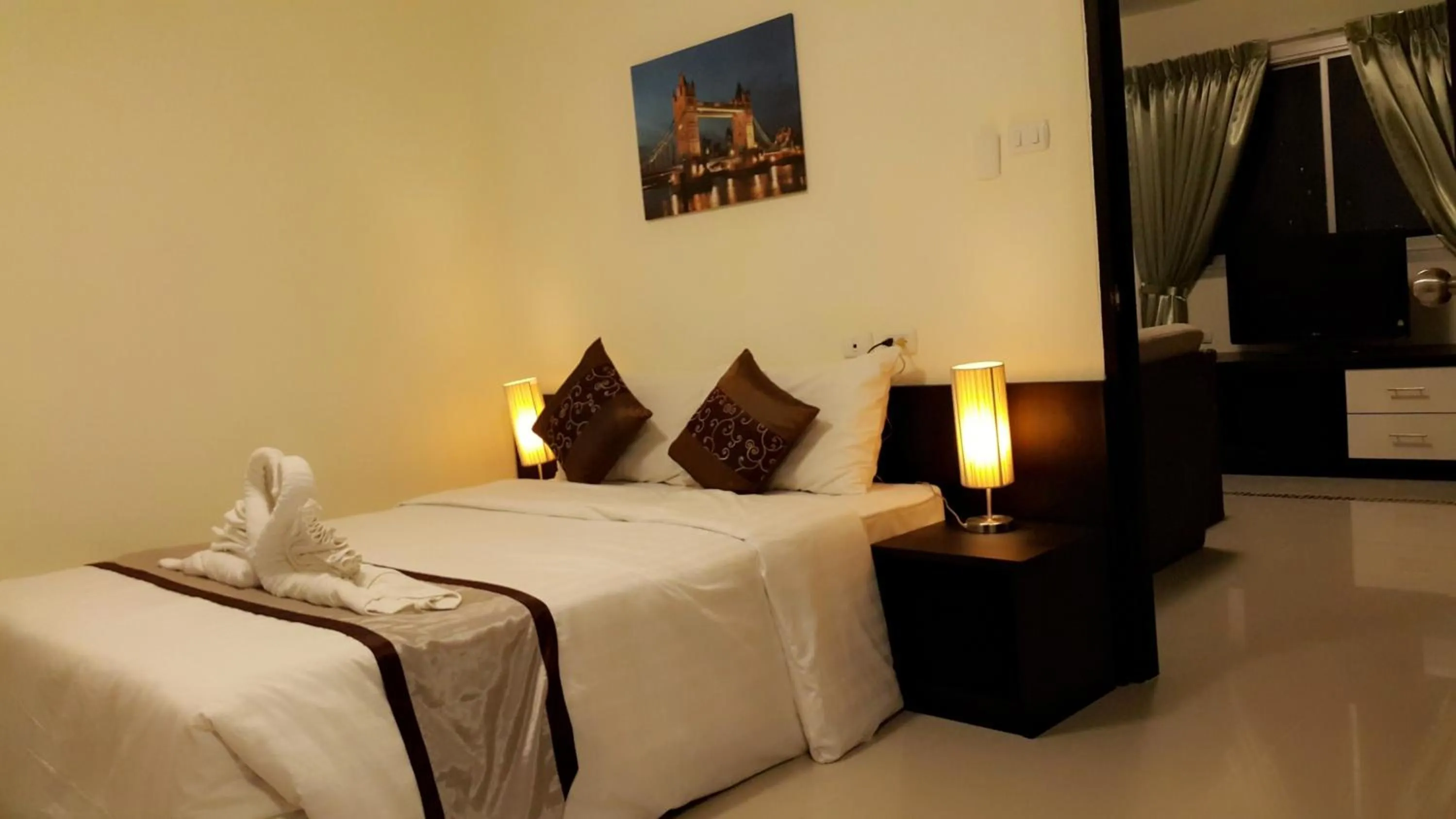 Photo of the whole room, Bed in Leelawadee Modern Resort Huaykwang - ลีลาวดี ห้วยขวาง