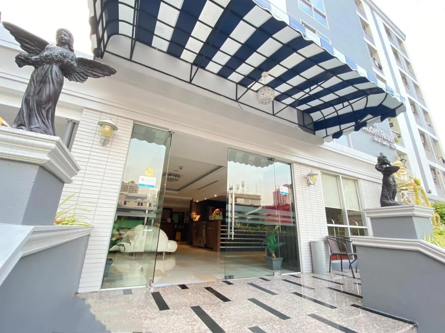 Property building in Leelawadee Modern Resort Huaykwang - ลีลาวดี ห้วยขวาง