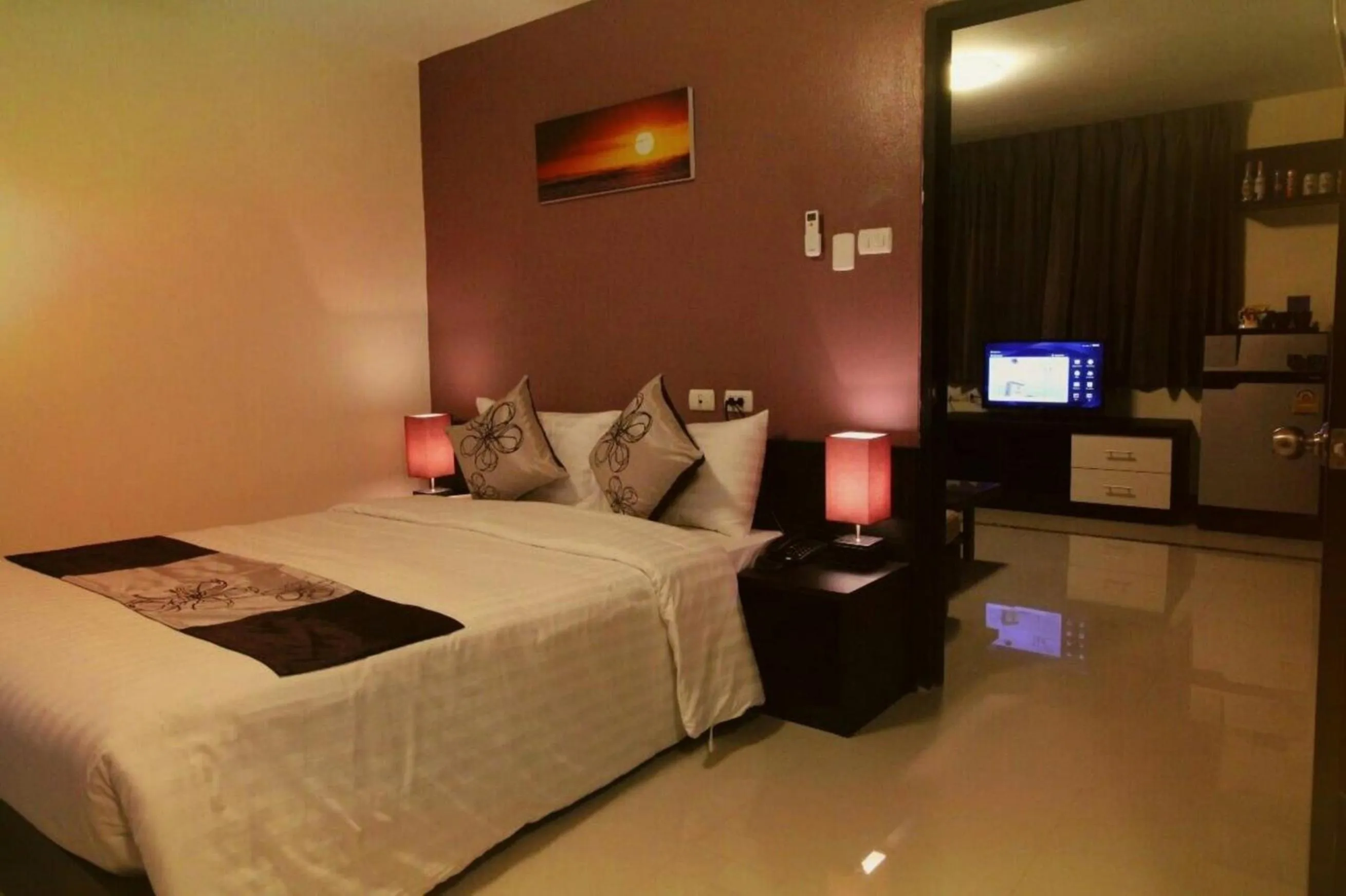 Photo of the whole room, Bed in Leelawadee Modern Resort Huaykwang - ลีลาวดี ห้วยขวาง