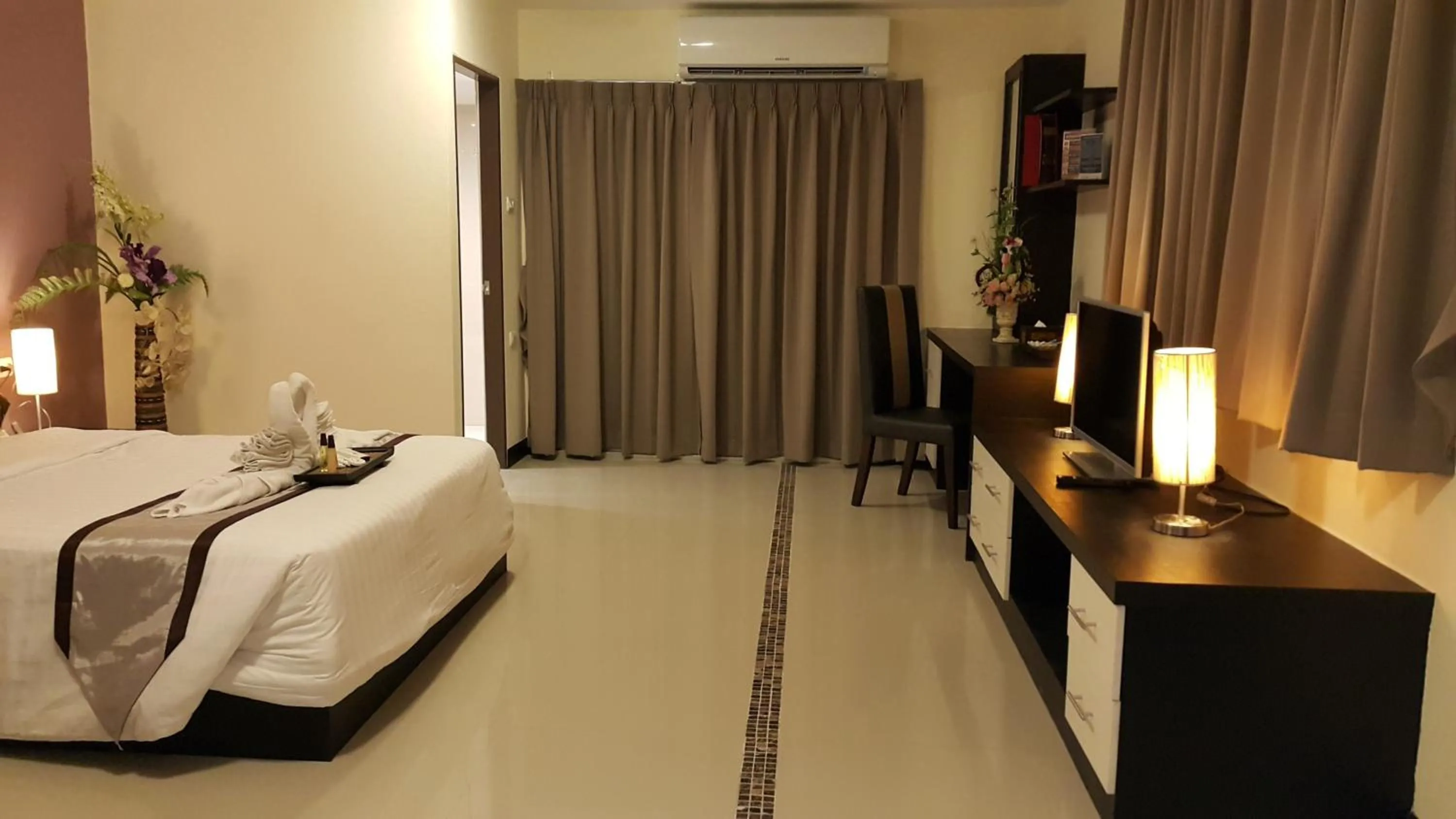 TV and multimedia, Bed in Leelawadee Modern Resort Huaykwang - ลีลาวดี ห้วยขวาง