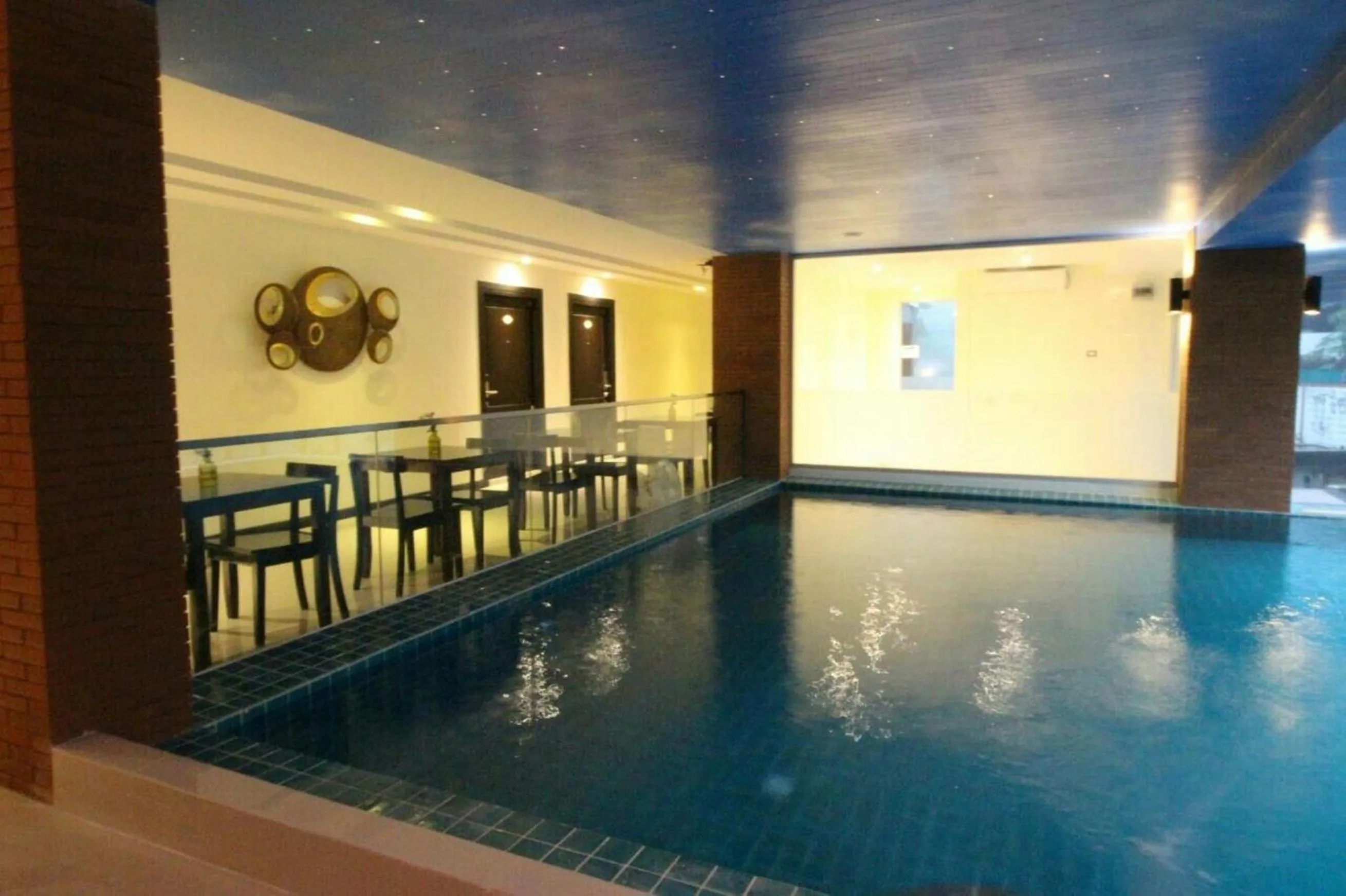 Swimming pool in Leelawadee Modern Resort Huaykwang - ลีลาวดี ห้วยขวาง