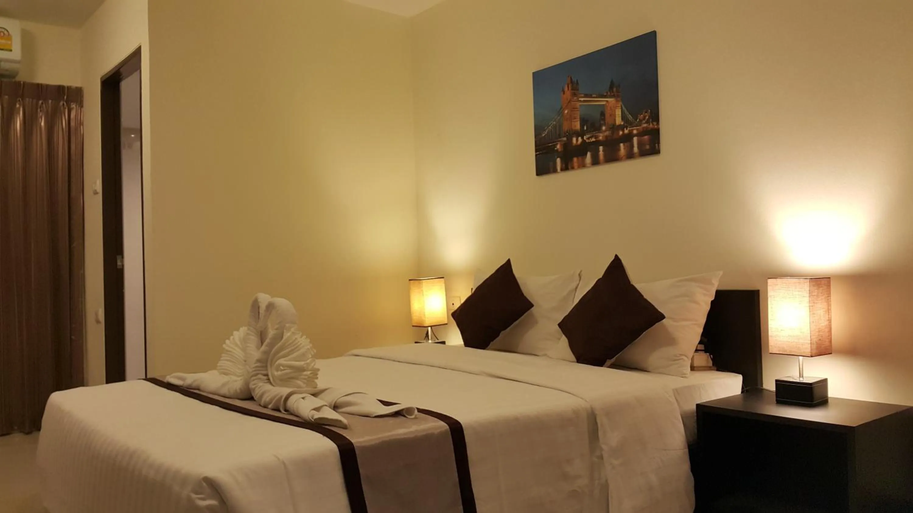 Photo of the whole room, Bed in Leelawadee Modern Resort Huaykwang - ลีลาวดี ห้วยขวาง