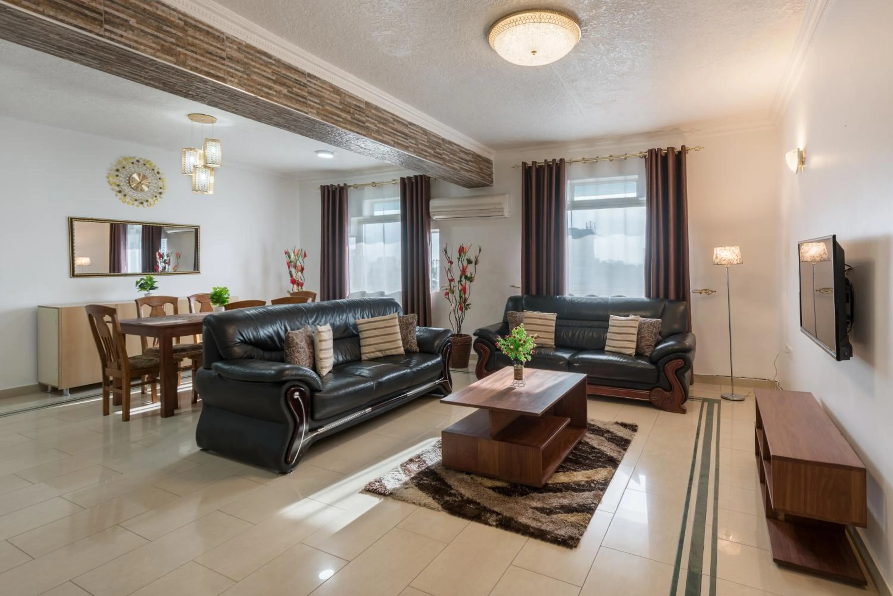 Communal lounge/ TV room in Hotel Raha Tower