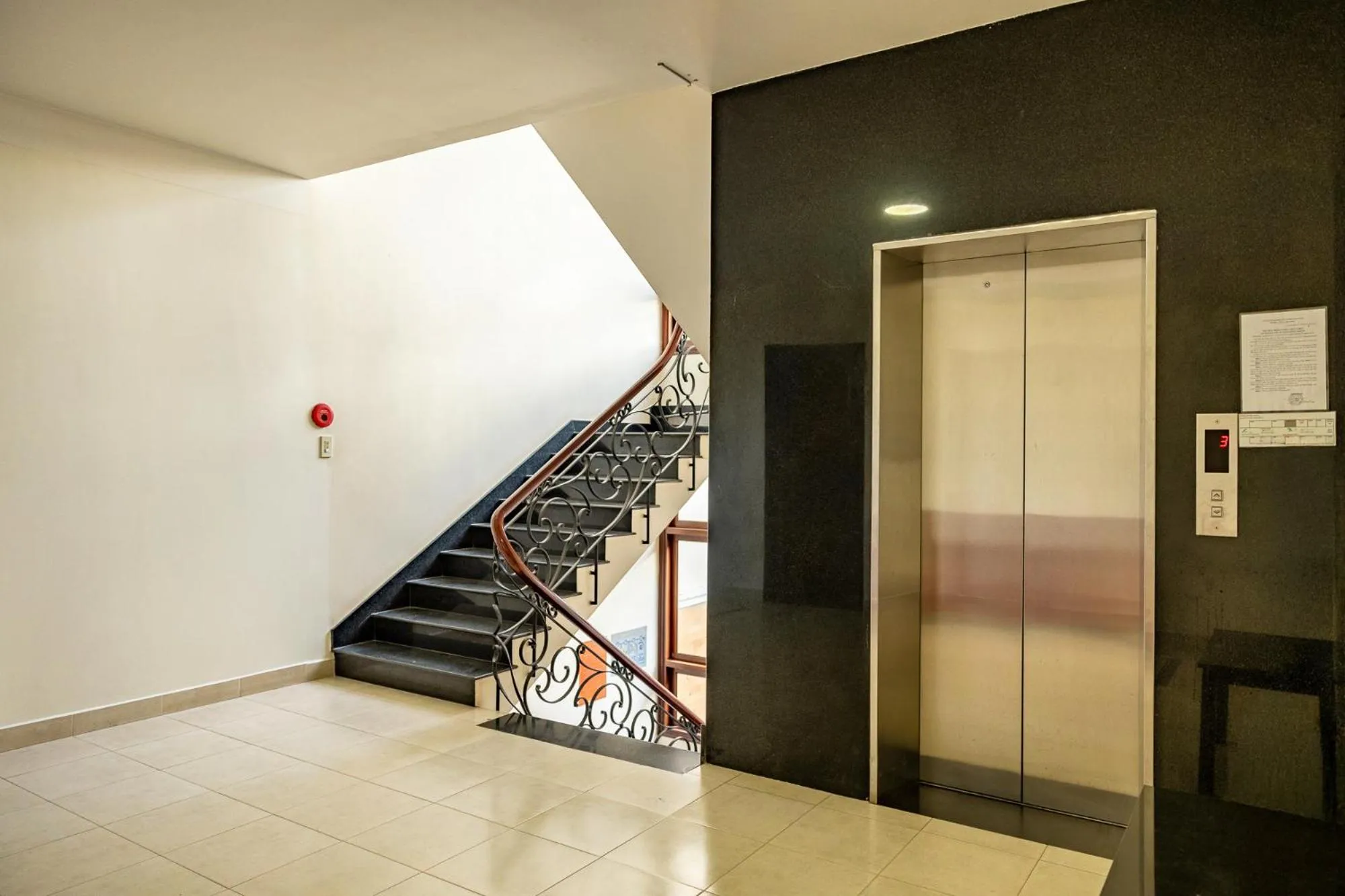 elevator in Hùng Phong Hotel - Near Dalat Market