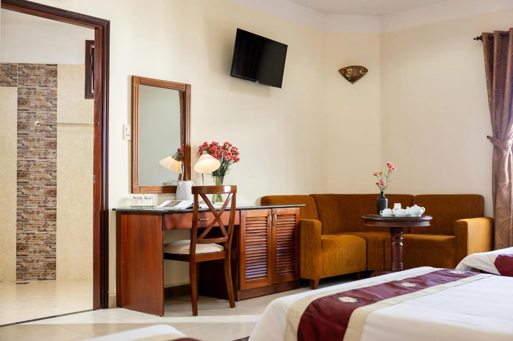 TV and multimedia, Bed in Hùng Phong Hotel - Near Dalat Market