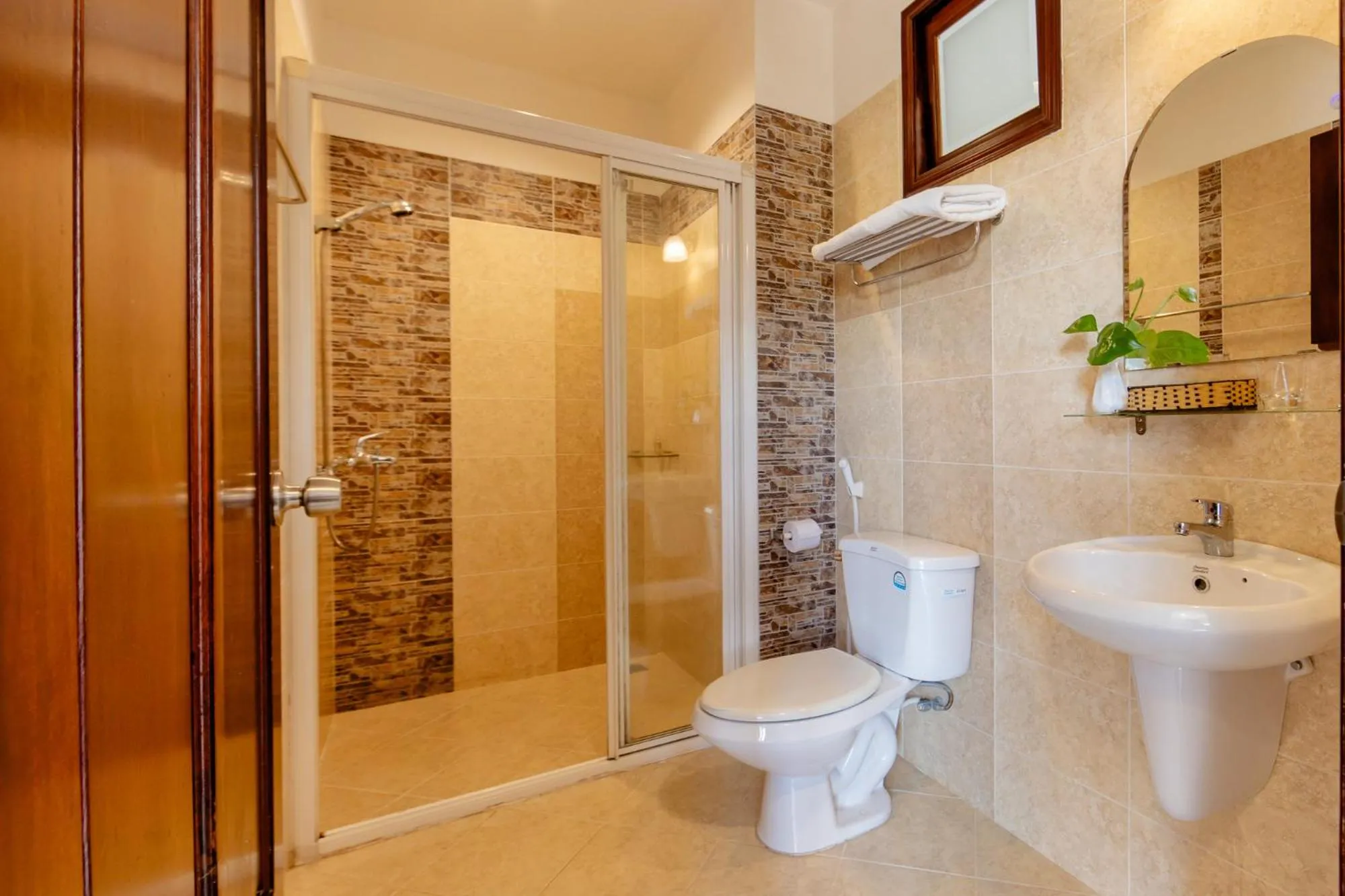 Toilet in Hùng Phong Hotel - Near Dalat Market