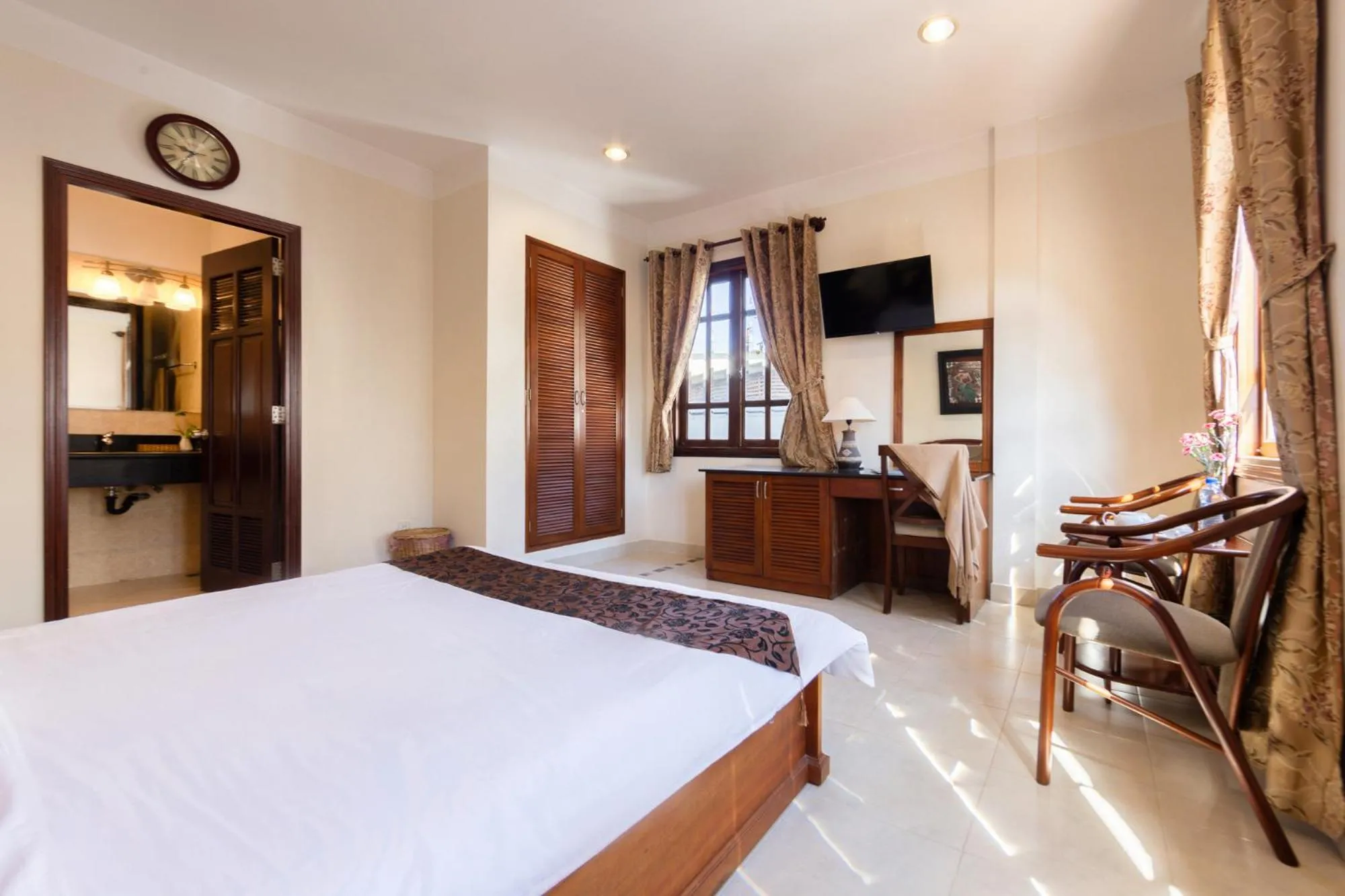 Shower, Bed in Hùng Phong Hotel - Near Dalat Market