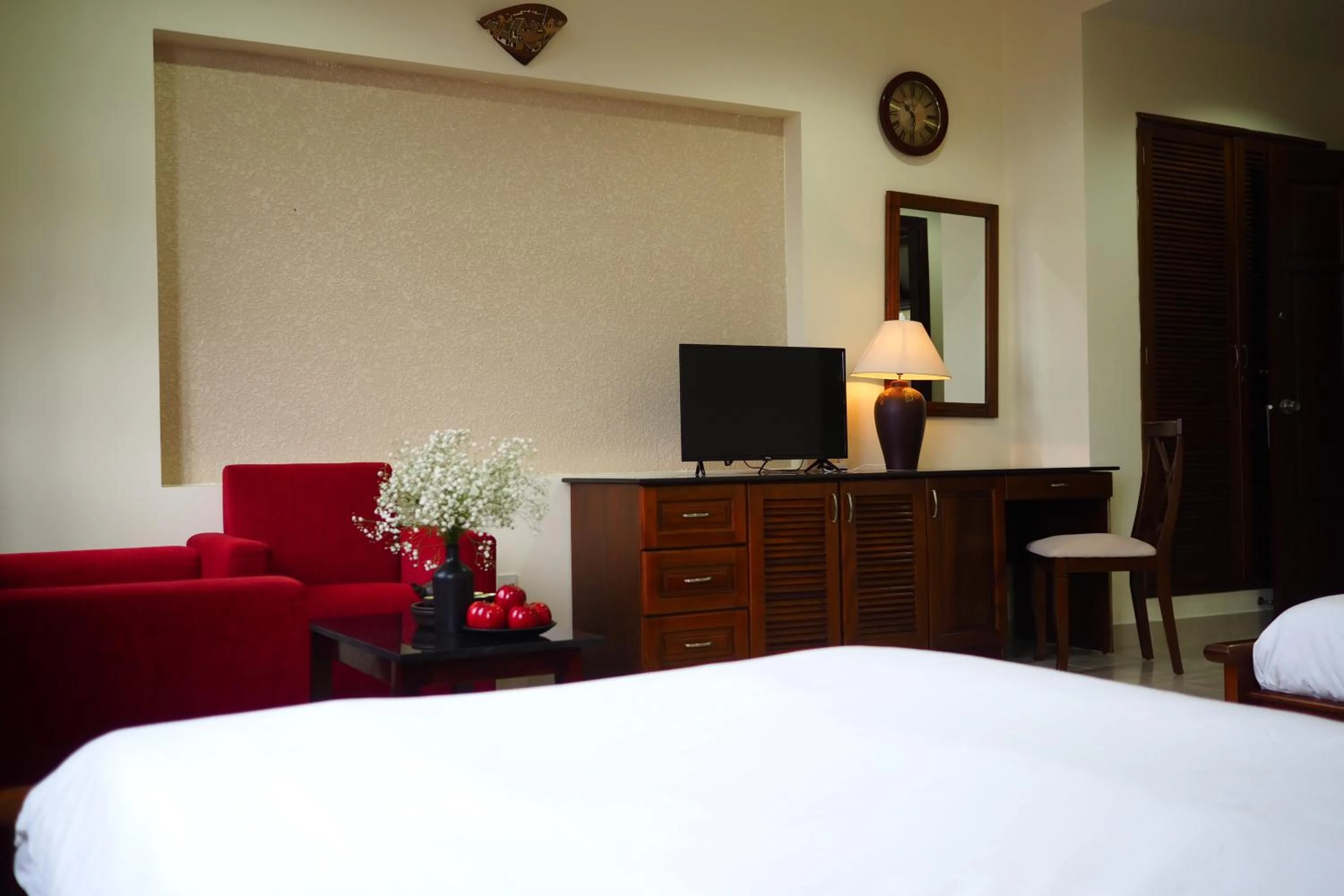 TV and multimedia, Bed in Hùng Phong Hotel - Near Dalat Market