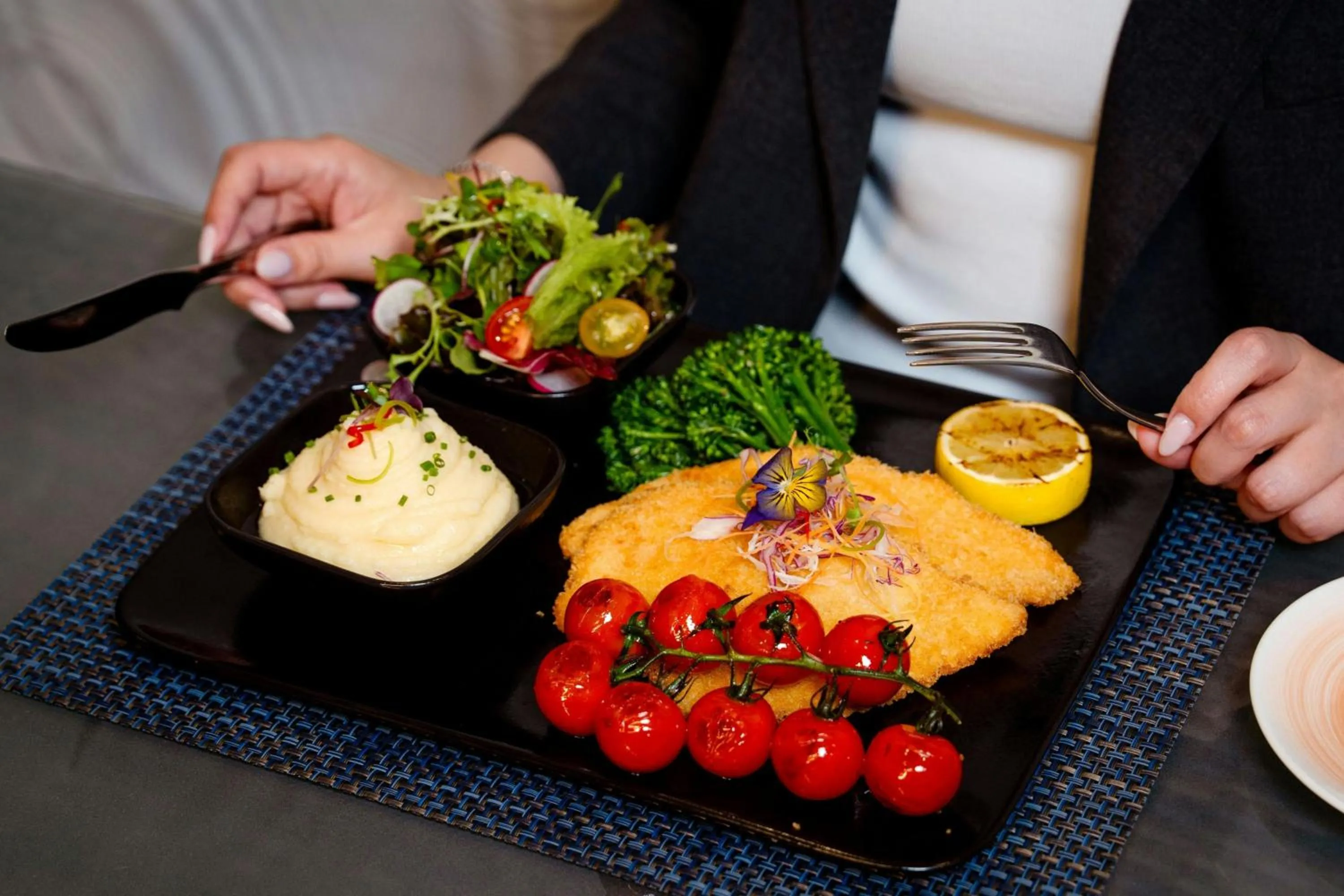 Restaurant/places to eat in Sheraton Sharjah Beach Resort and Spa