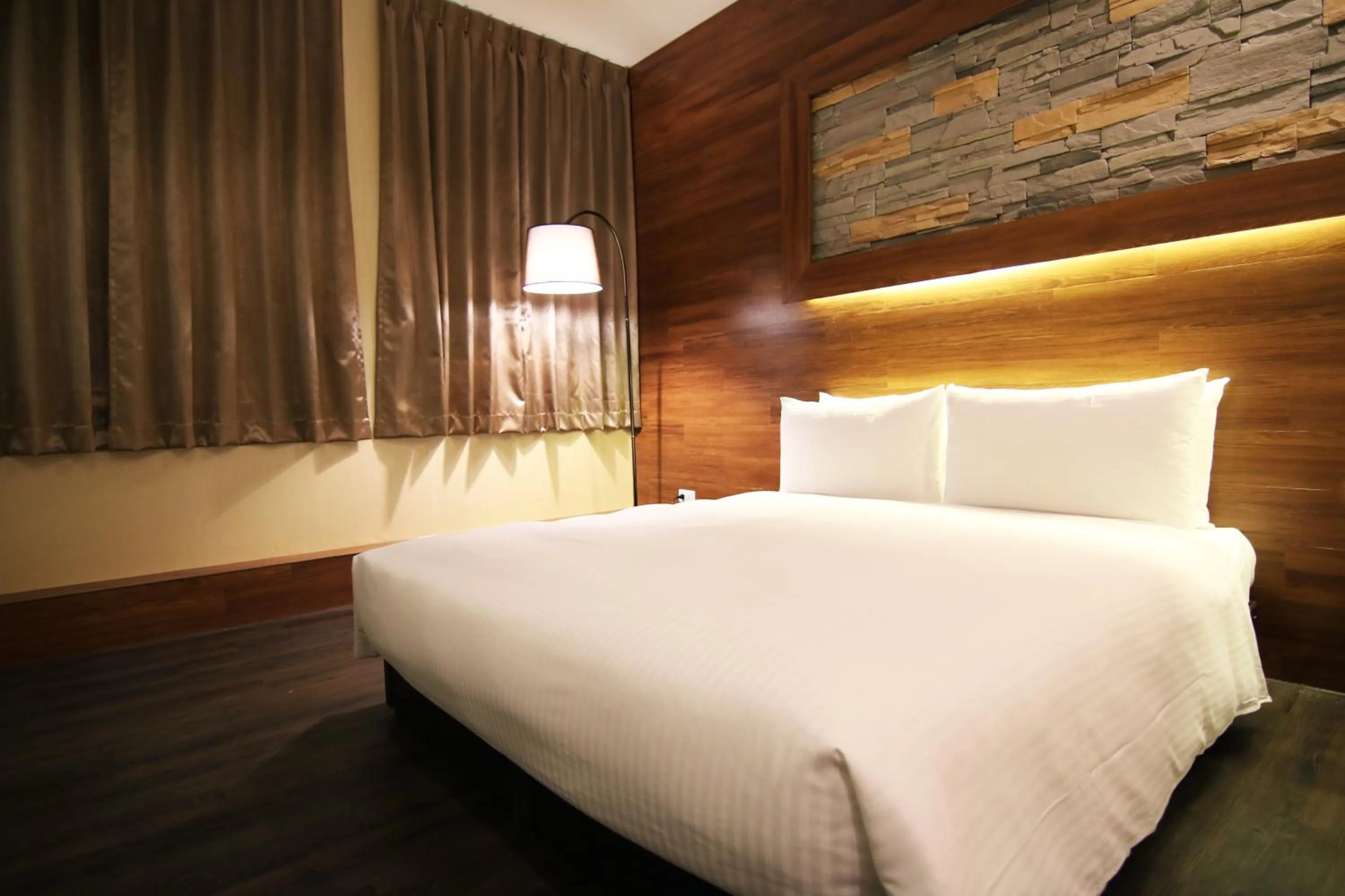 Photo of the whole room, Bed in LIHO Hotel Hankou