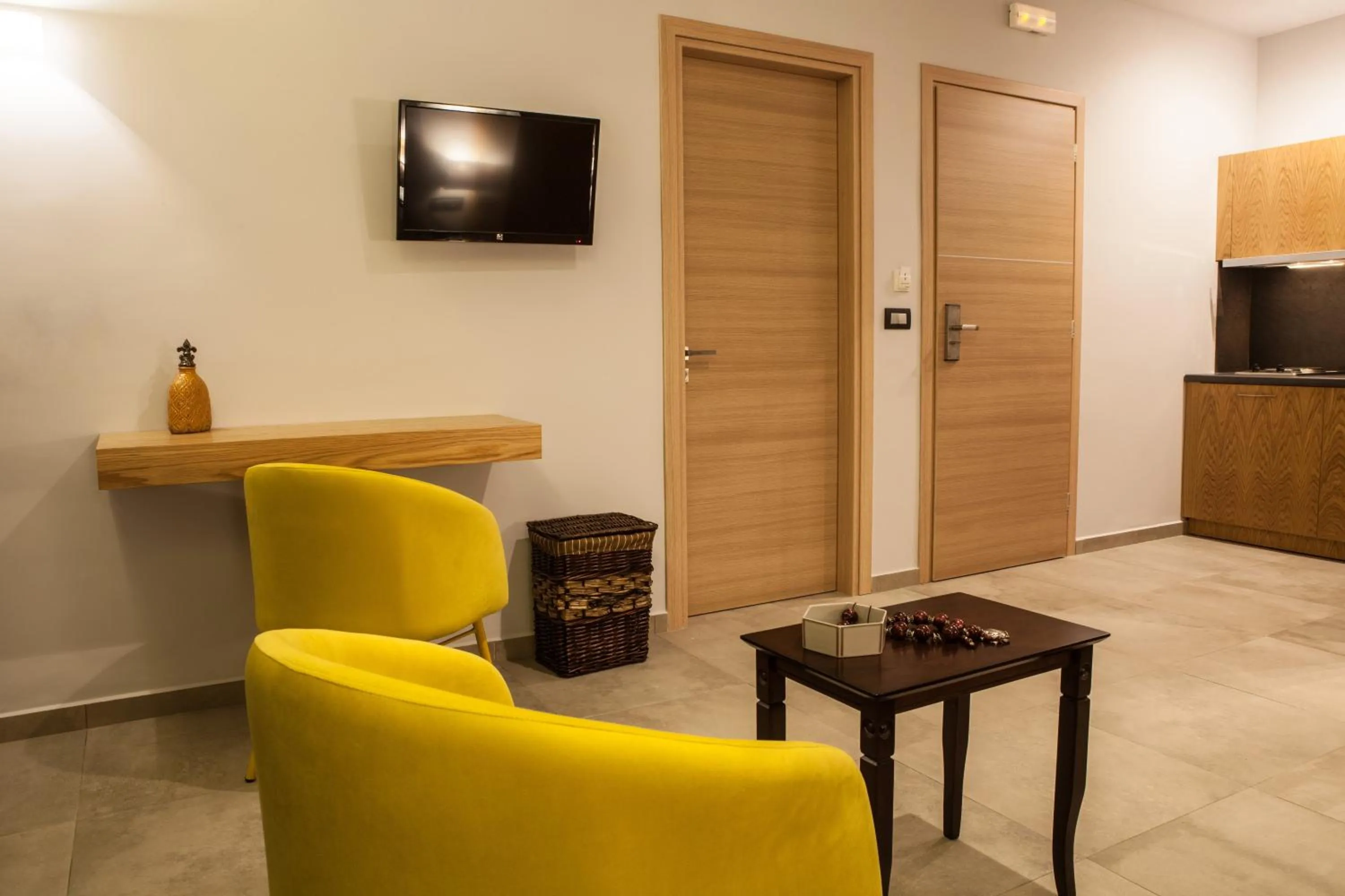 TV and multimedia in Anemos Rooms & Apartments