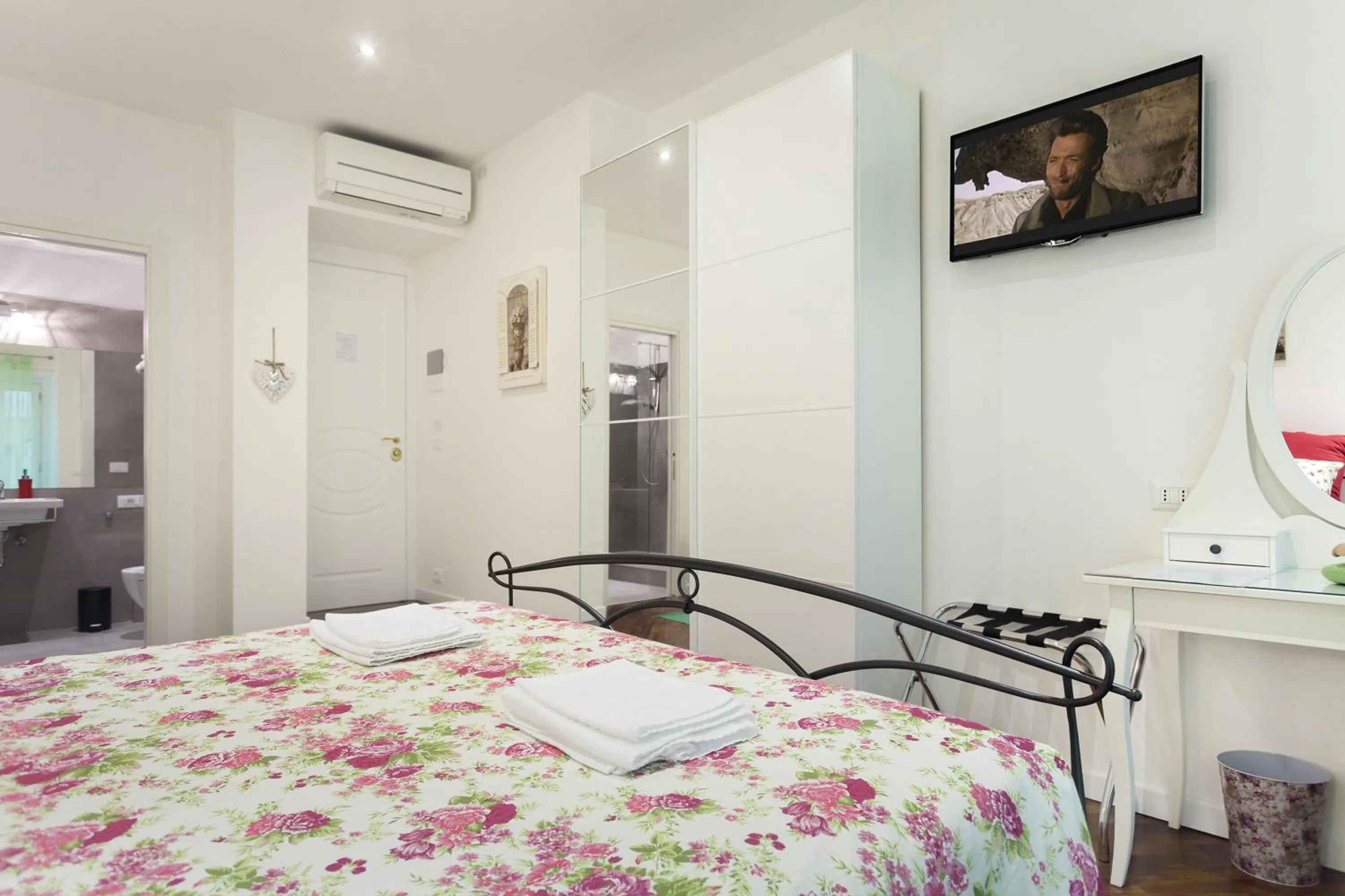 Photo of the whole room, Bed in Le Scalette Al Vaticano B&B