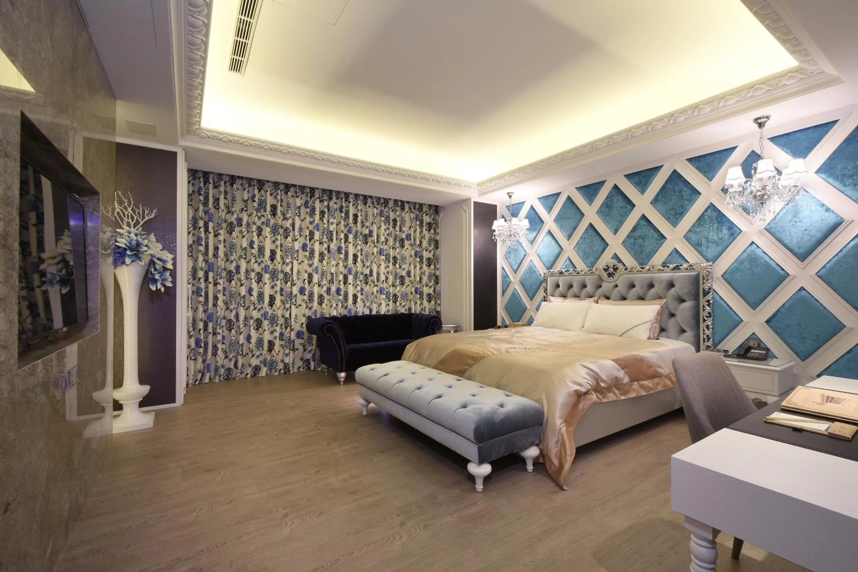 Library, Bed in U-Her Hotel