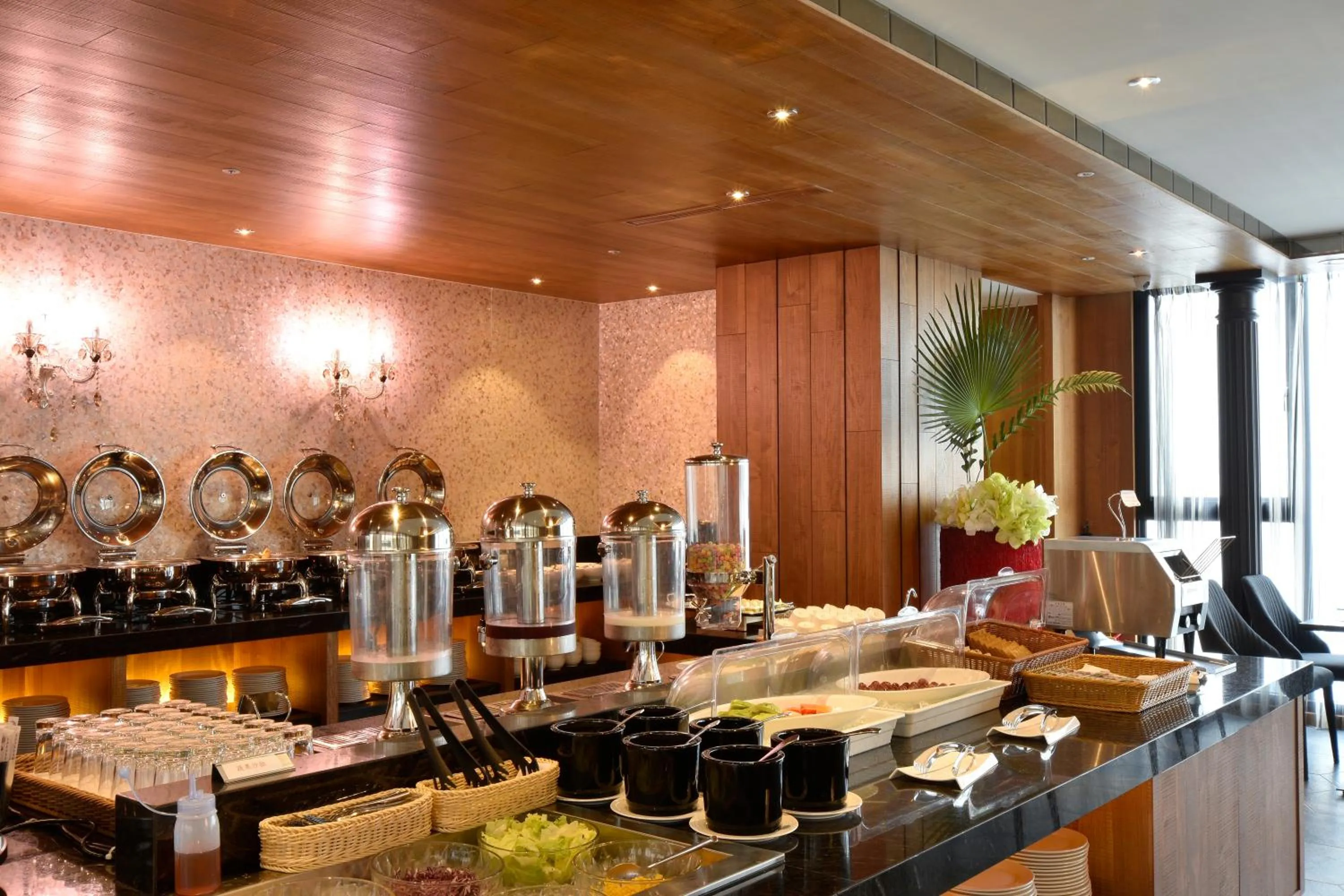 Restaurant/places to eat in U-Her Hotel