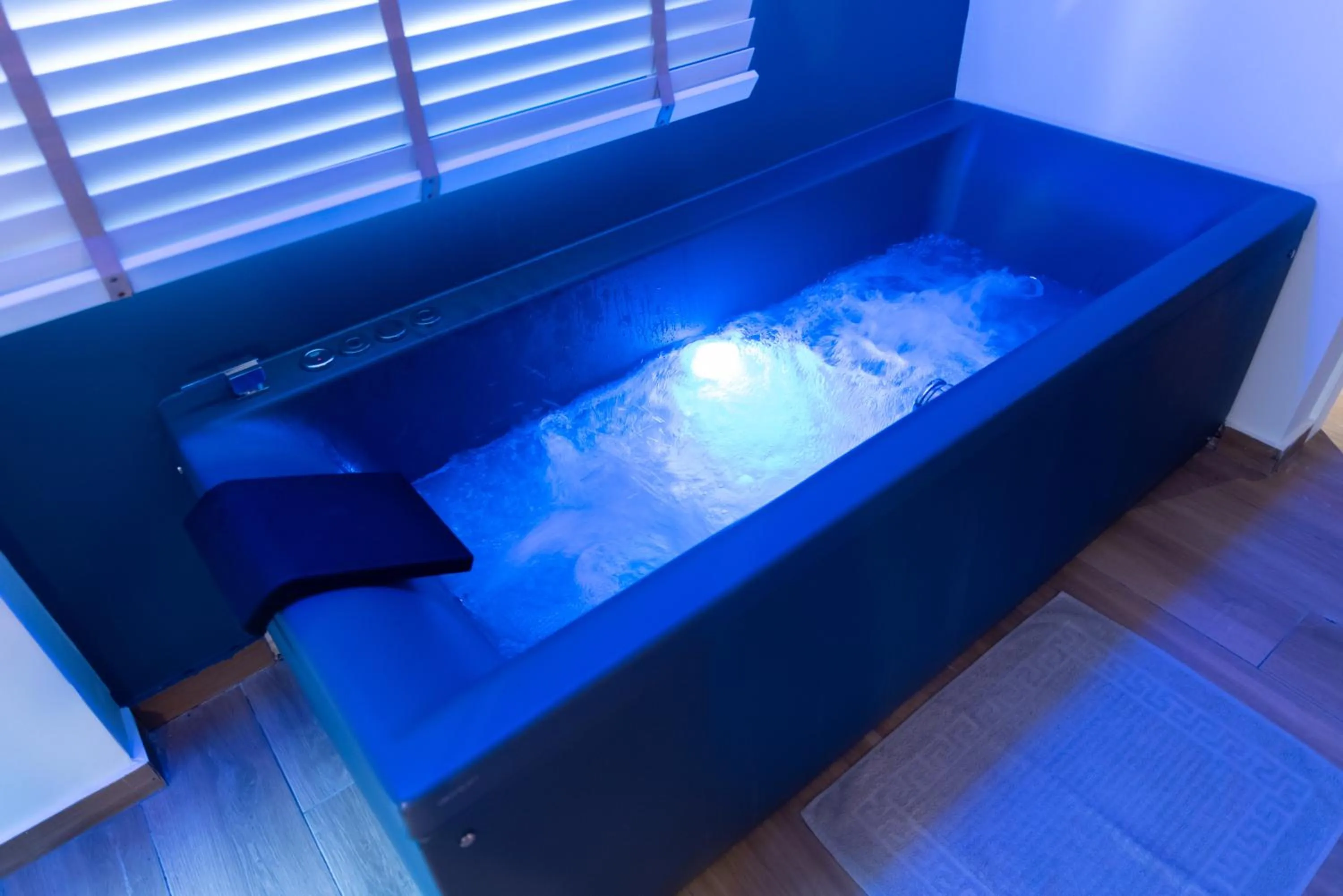 Hot Tub in SKS Luxury Suites & Rooms