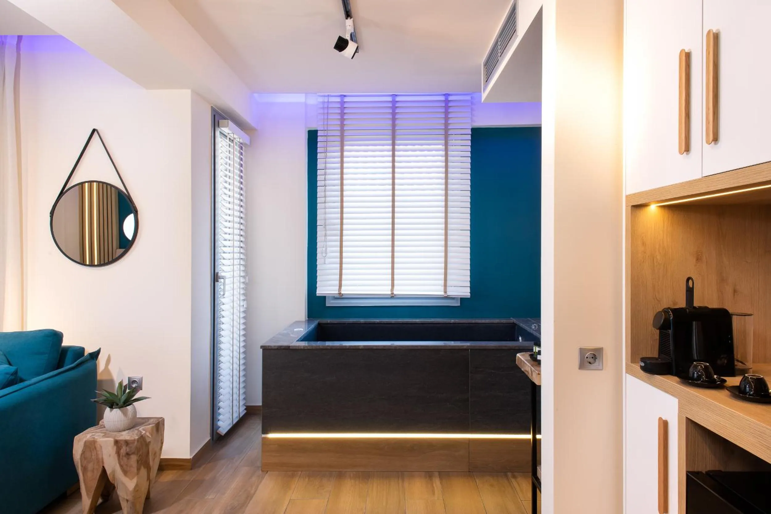 Coffee/tea facilities in SKS Luxury Suites & Rooms