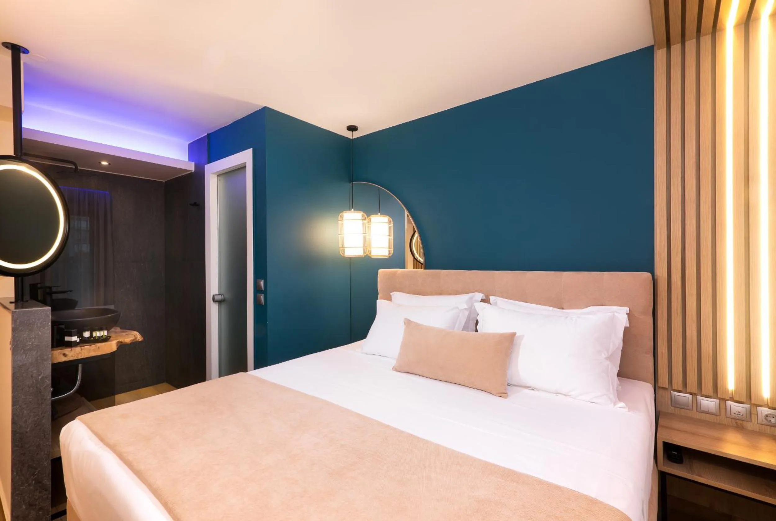 Shower, Bed in SKS Luxury Suites & Rooms