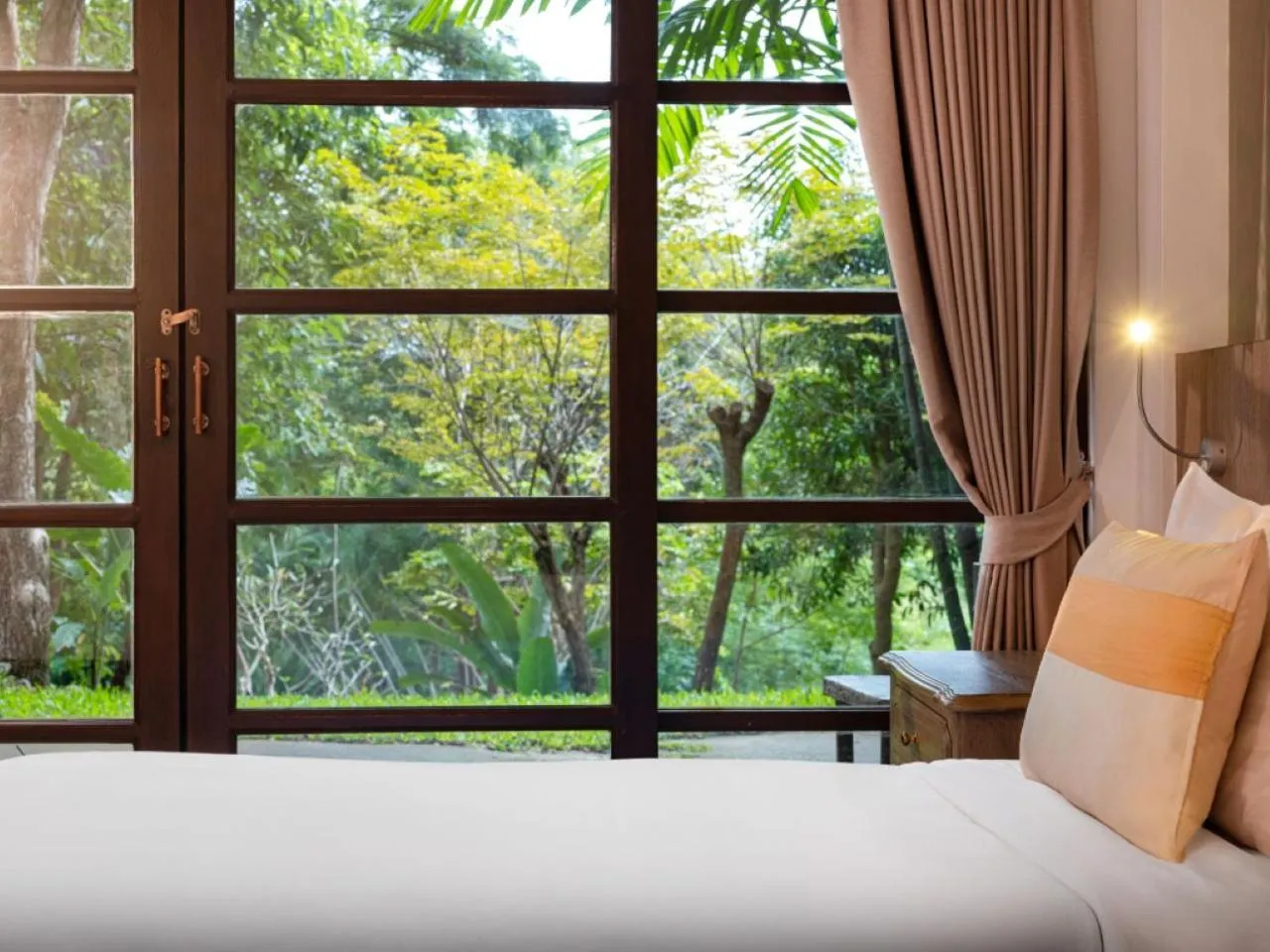 Bed in Issara Boutique Winery Hotel