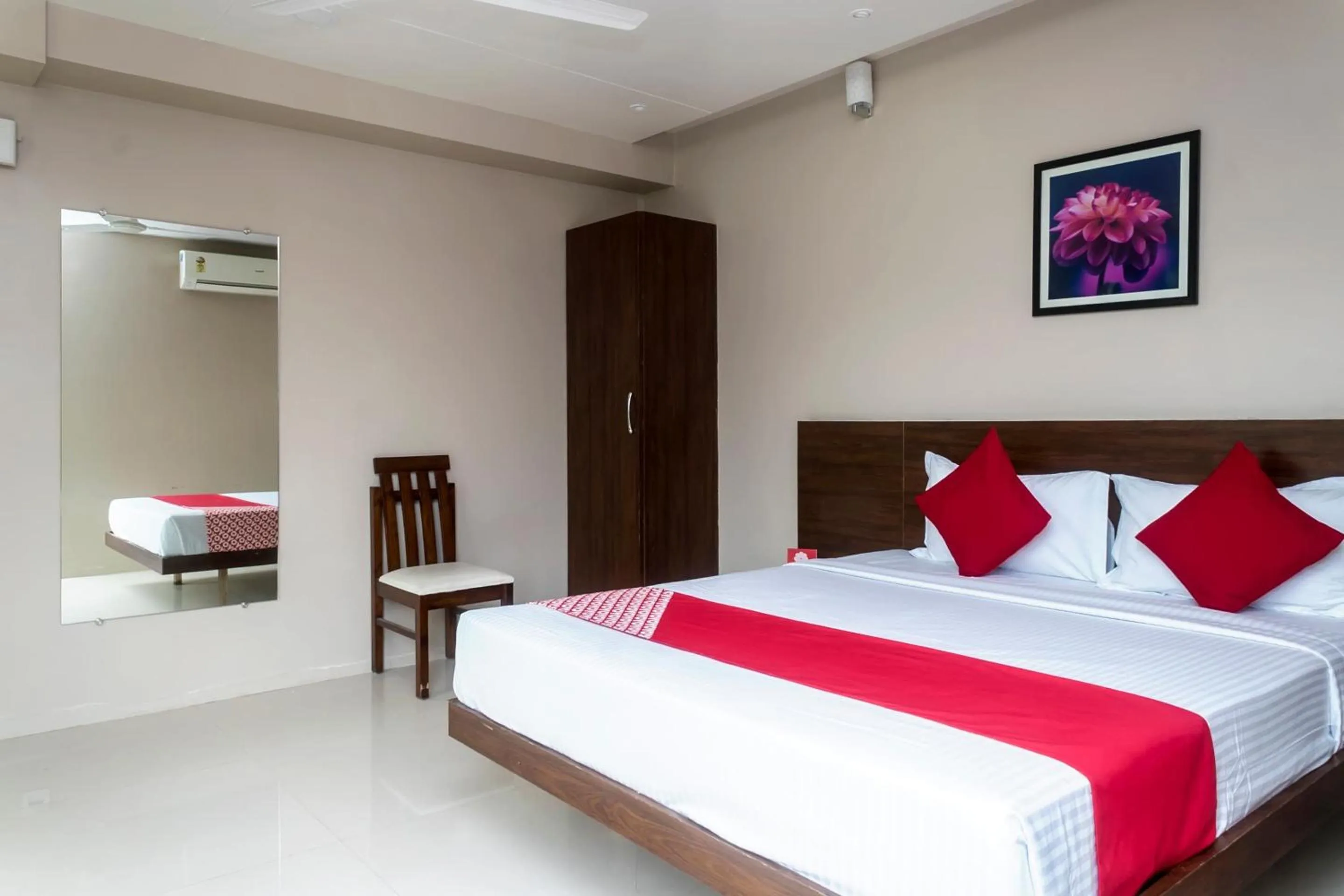 Bedroom in Hotel O Grand Pune