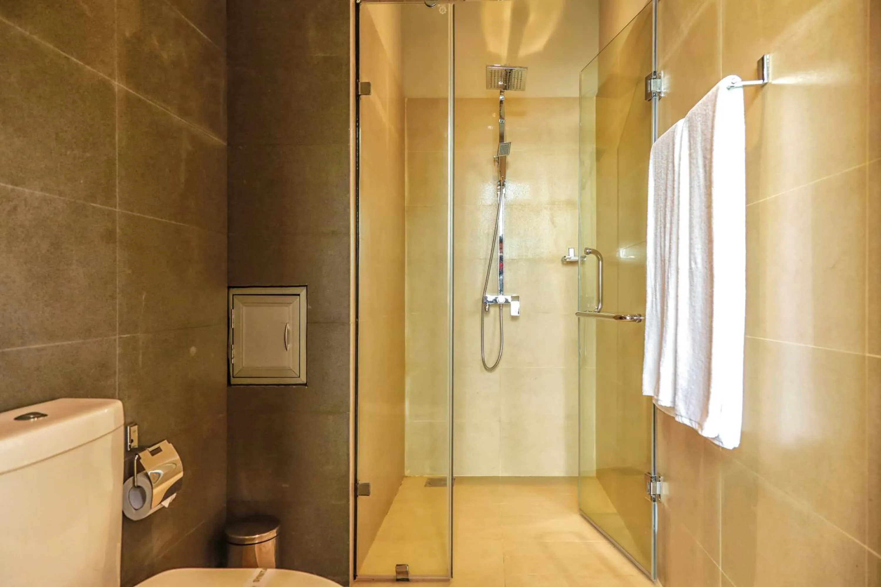 Bathroom in Oak Ray Tea Bush