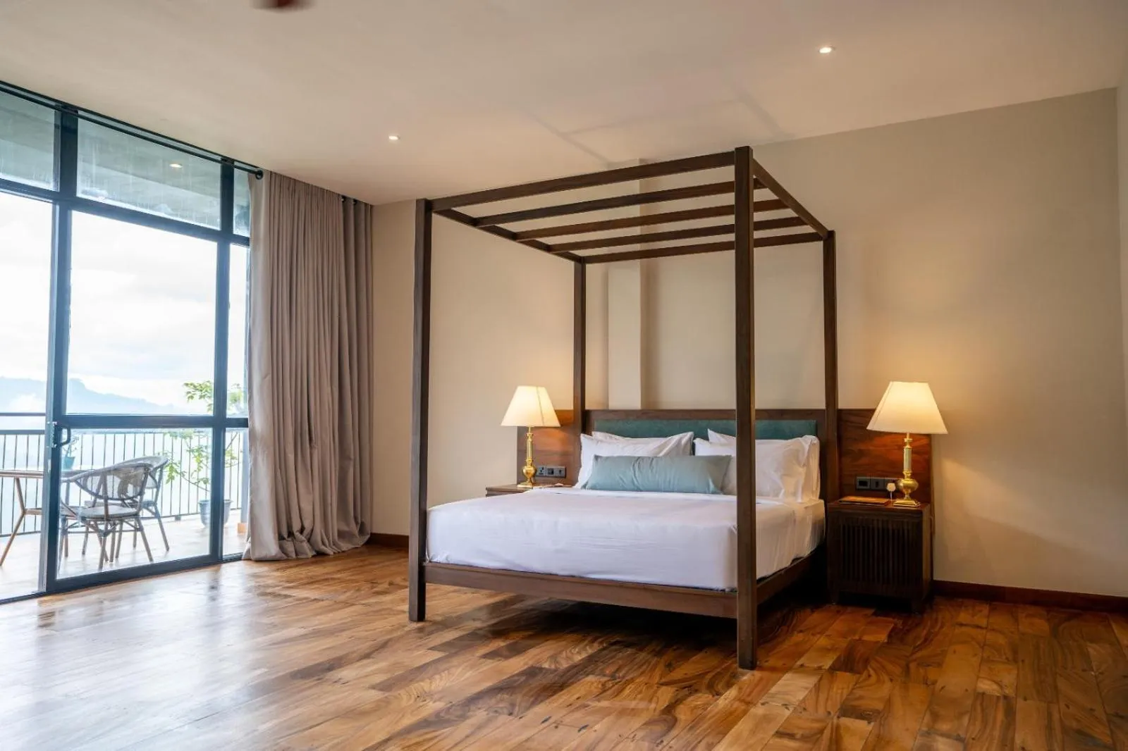 Bedroom, Bed in Oak Ray Tea Bush