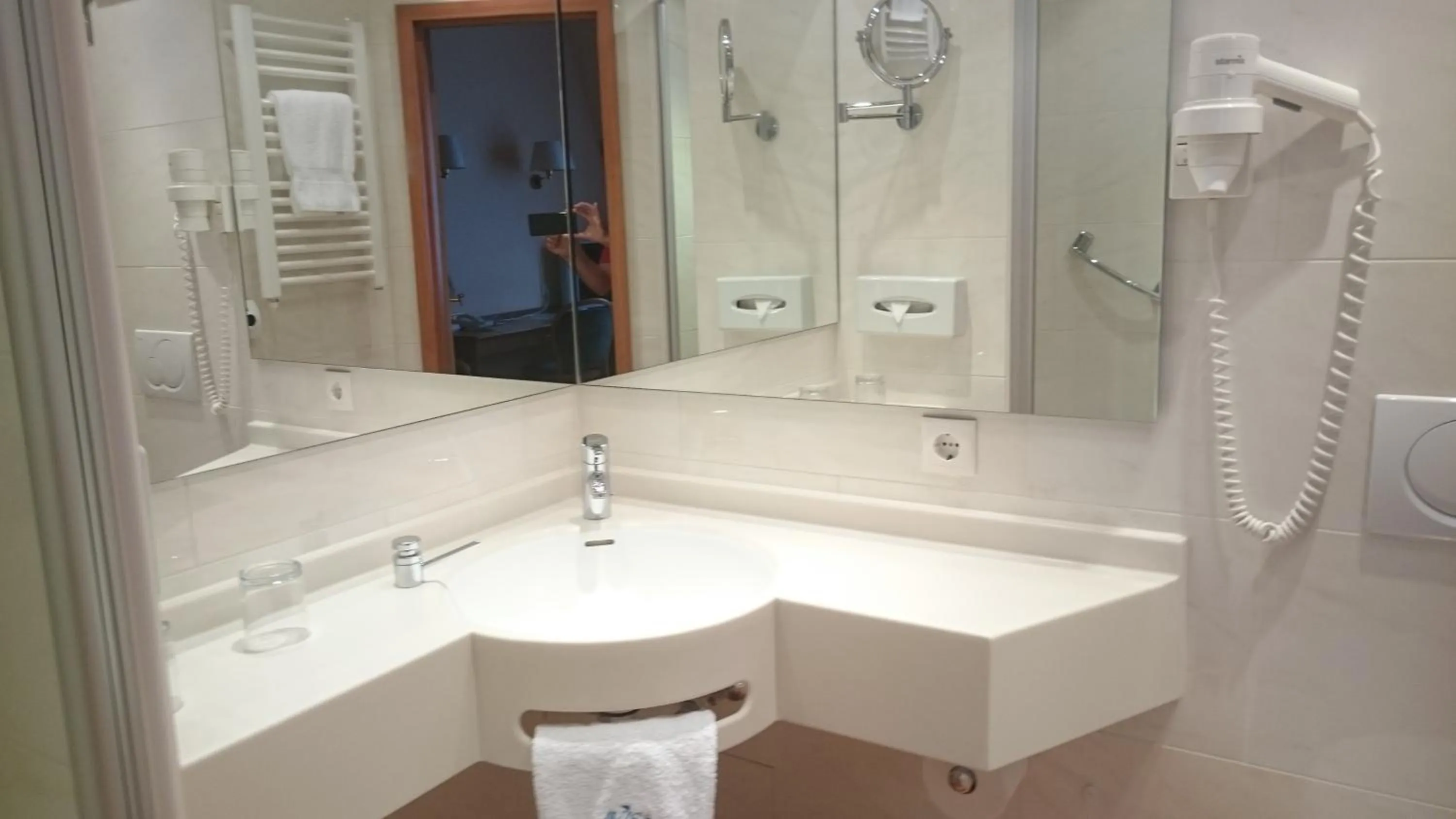 Bathroom in Hotel Avisa