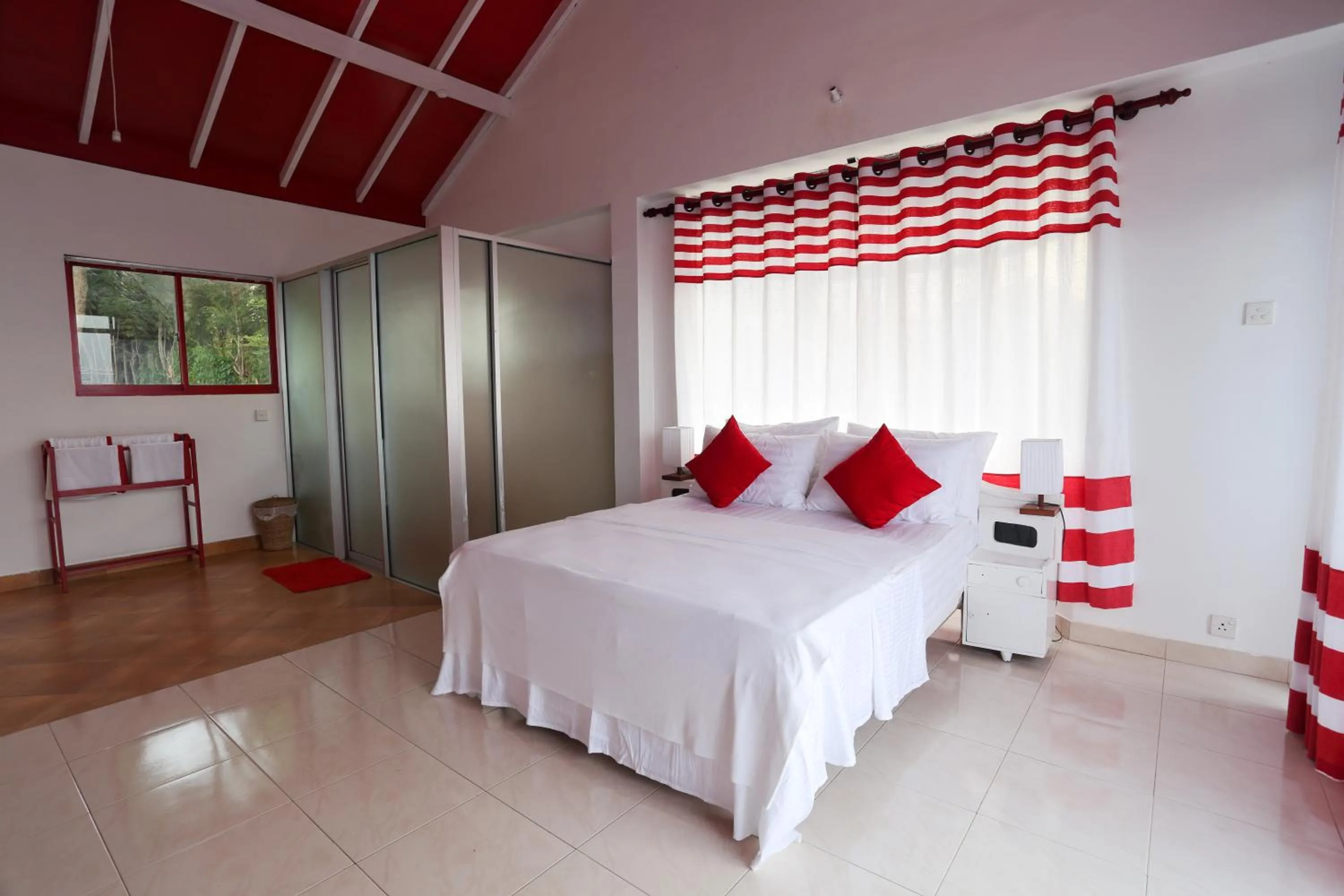 Photo of the whole room, Bed in RedHill Kandy