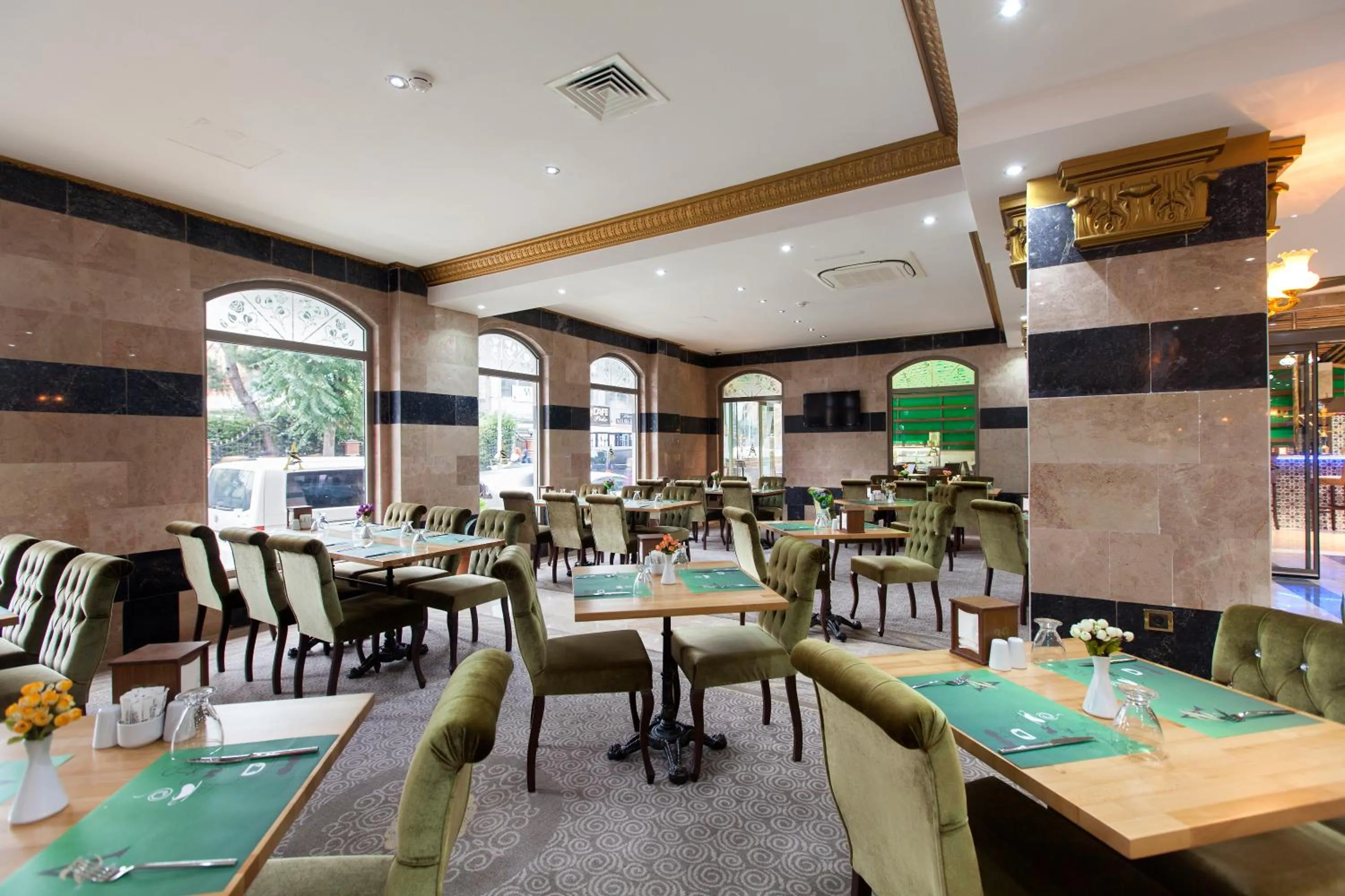 Restaurant/places to eat in Alrazi Hotel