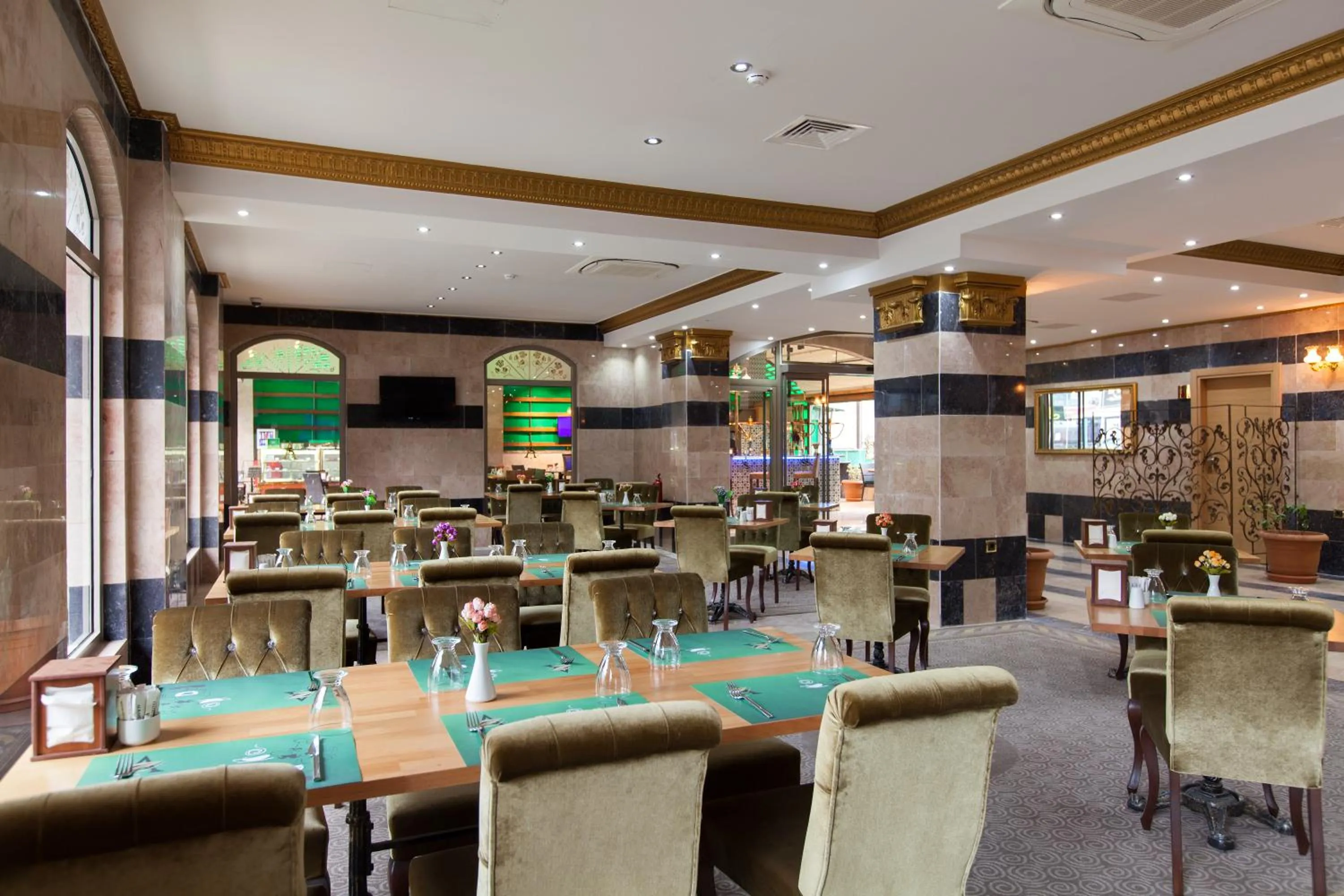 Restaurant/places to eat in Alrazi Hotel