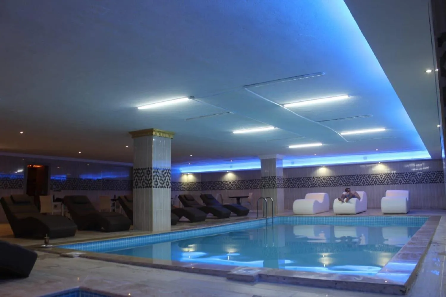 Swimming pool in Alrazi Hotel