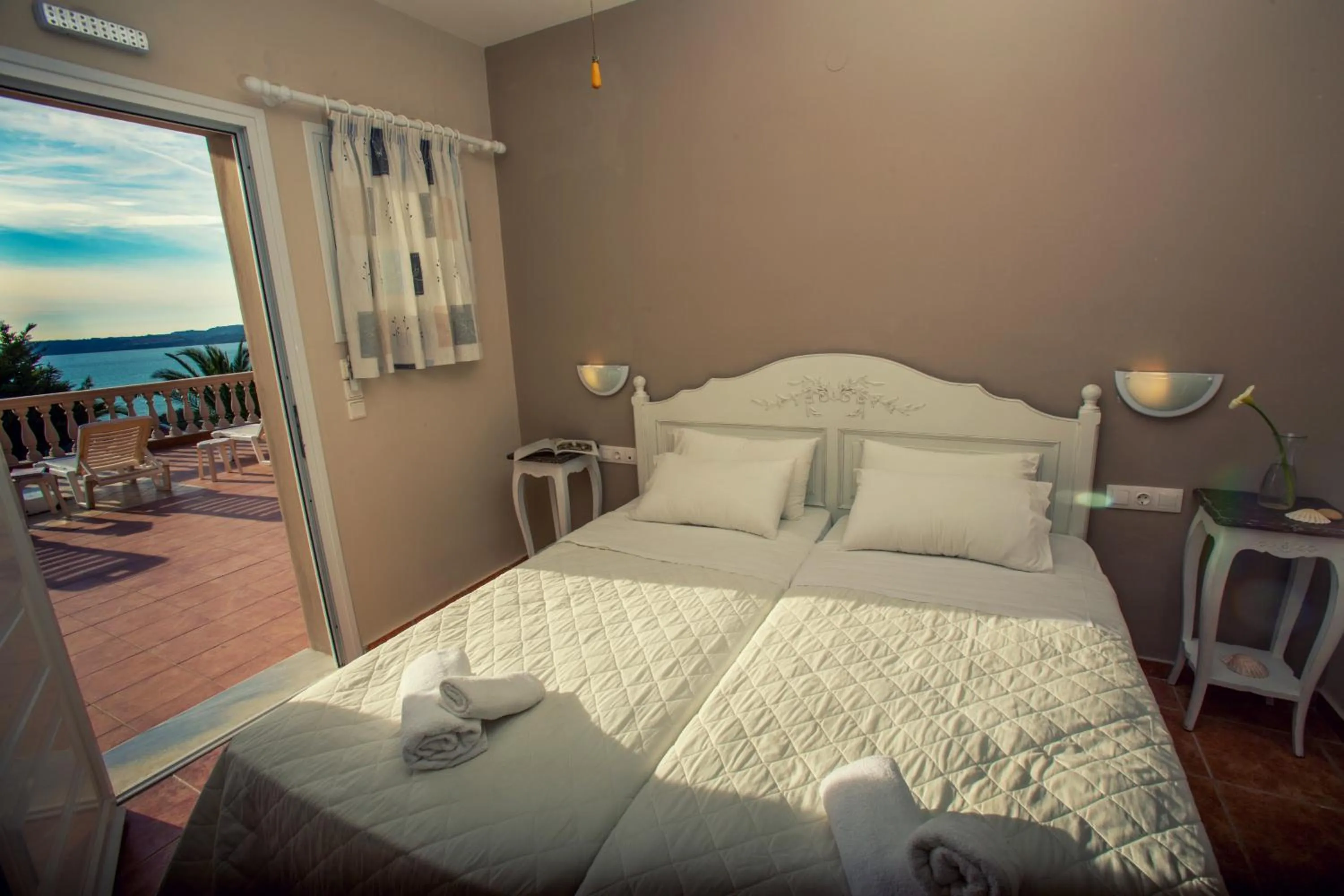 Photo of the whole room, Bed in Sunshine Resort