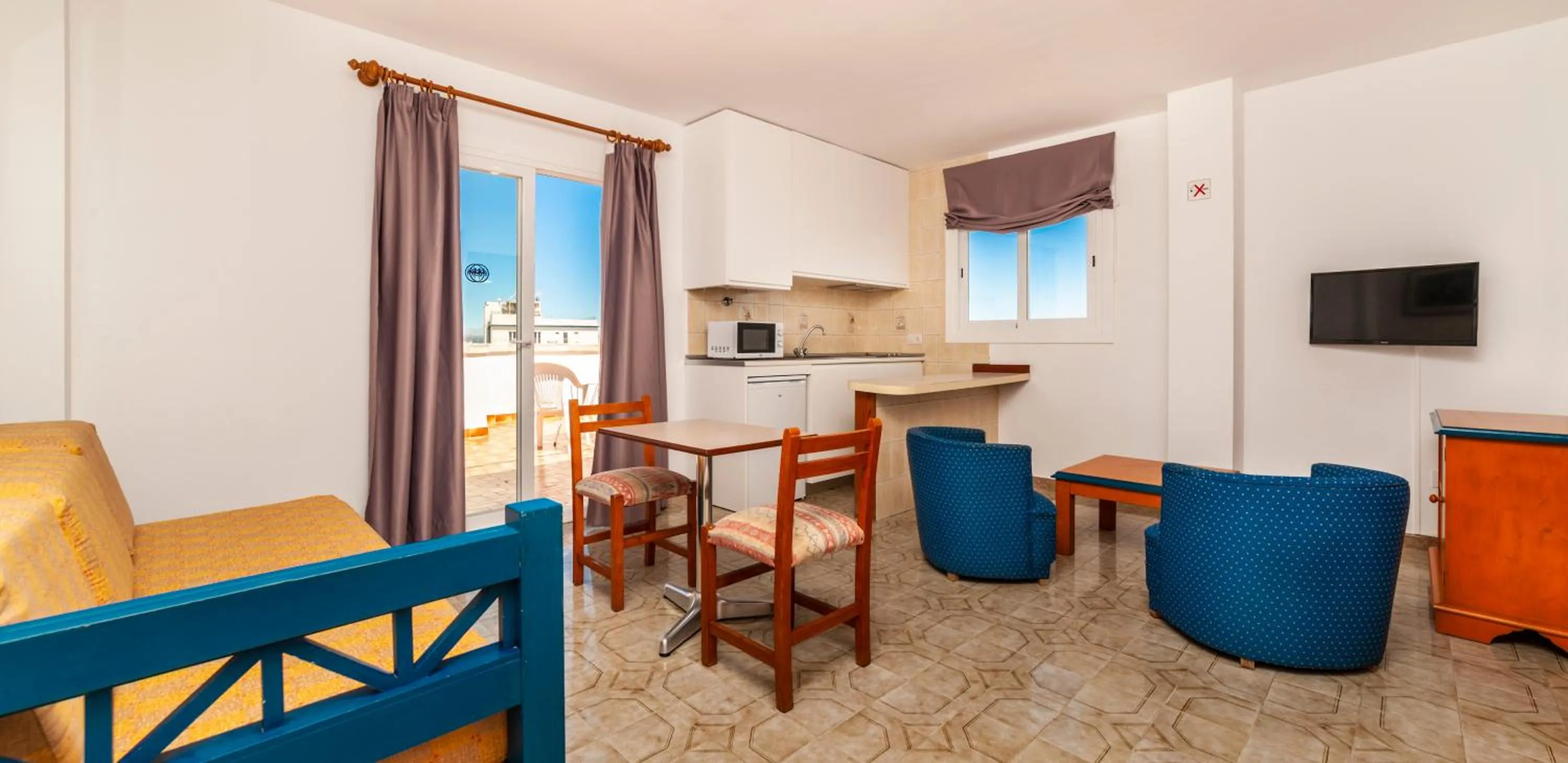 Kitchen or kitchenette in Apartamentos Charlys Can Picafort