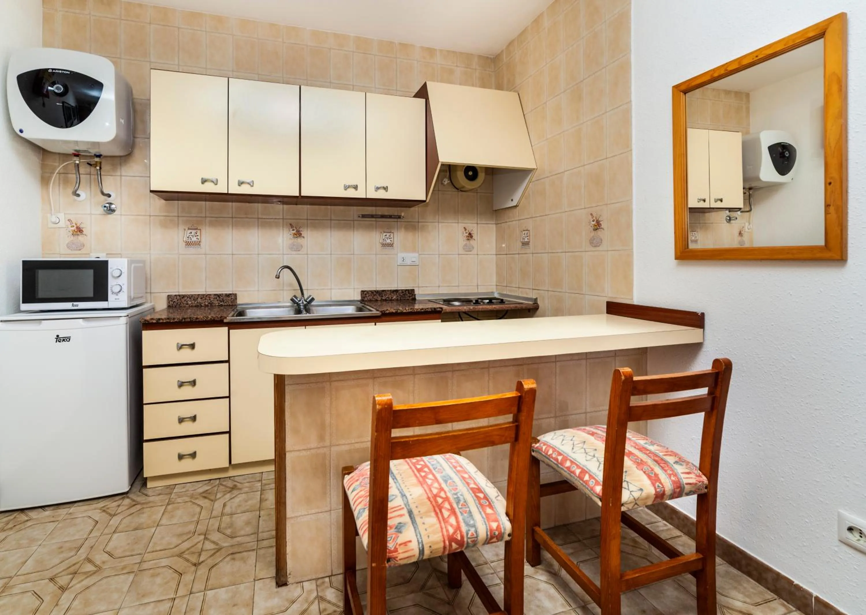 Kitchen or kitchenette in Apartamentos Charlys Can Picafort