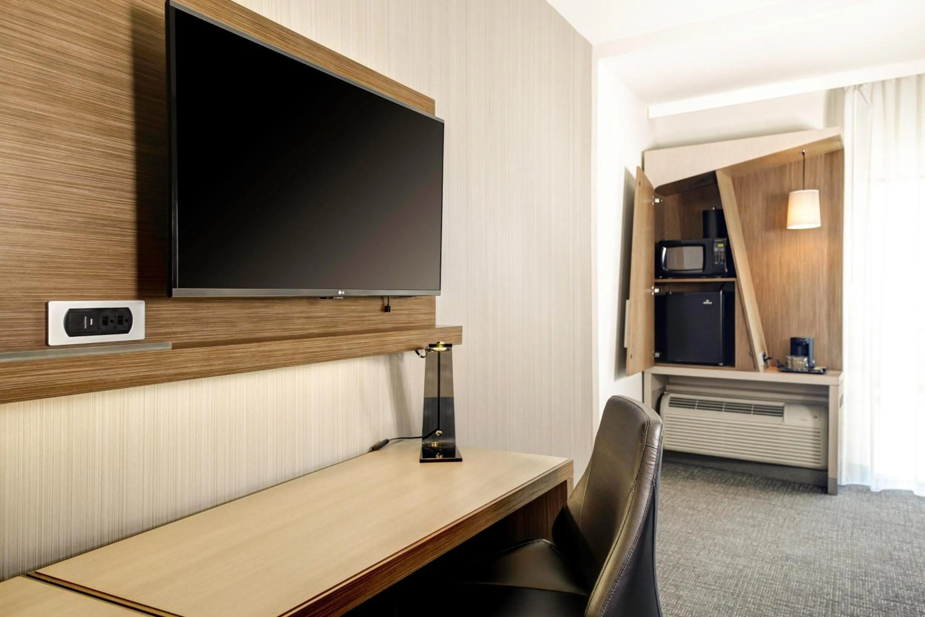 Photo of the whole room in Courtyard by Marriott New Orleans Westbank/Gretna