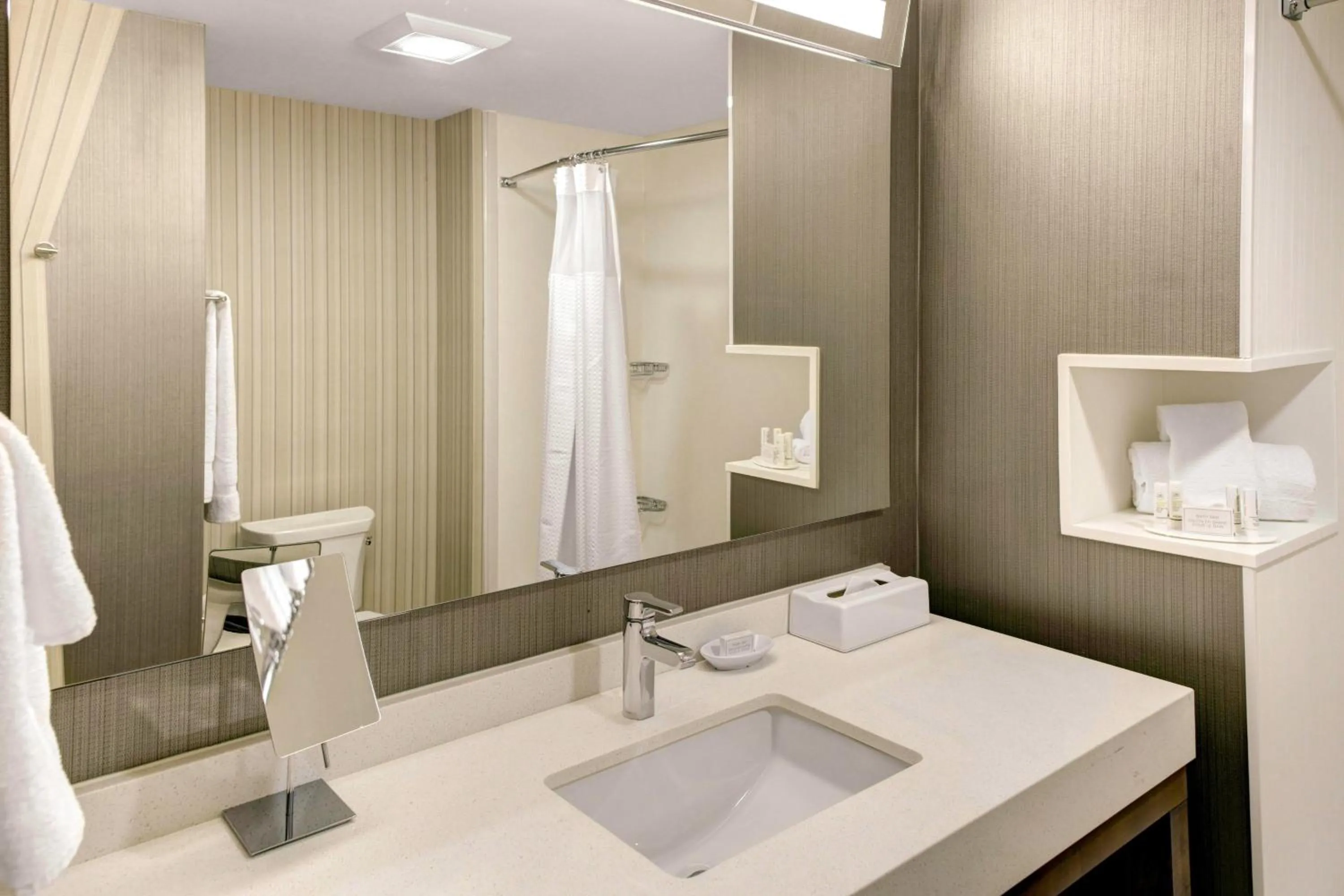 Bathroom in Courtyard by Marriott New Orleans Westbank/Gretna