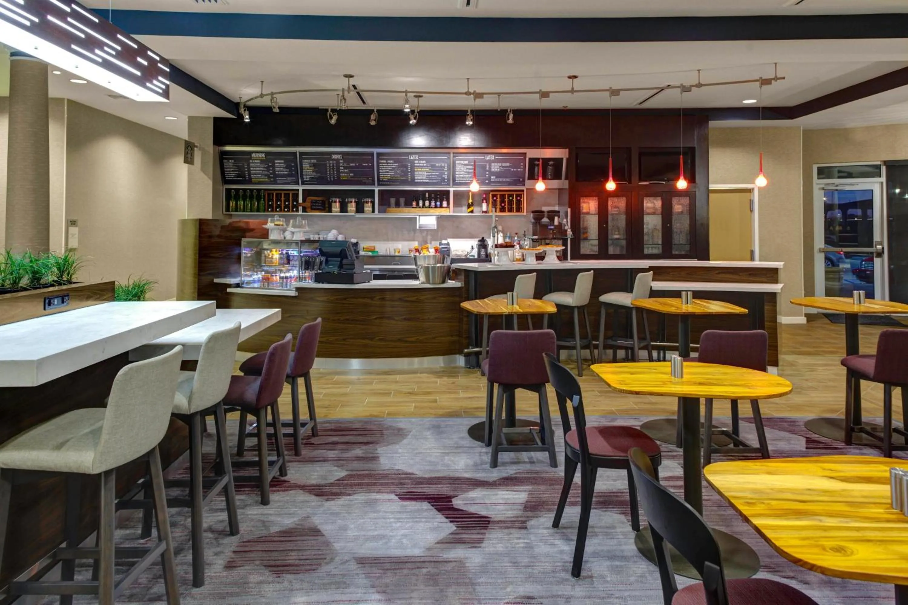 Restaurant/places to eat in Courtyard by Marriott New Orleans Westbank/Gretna