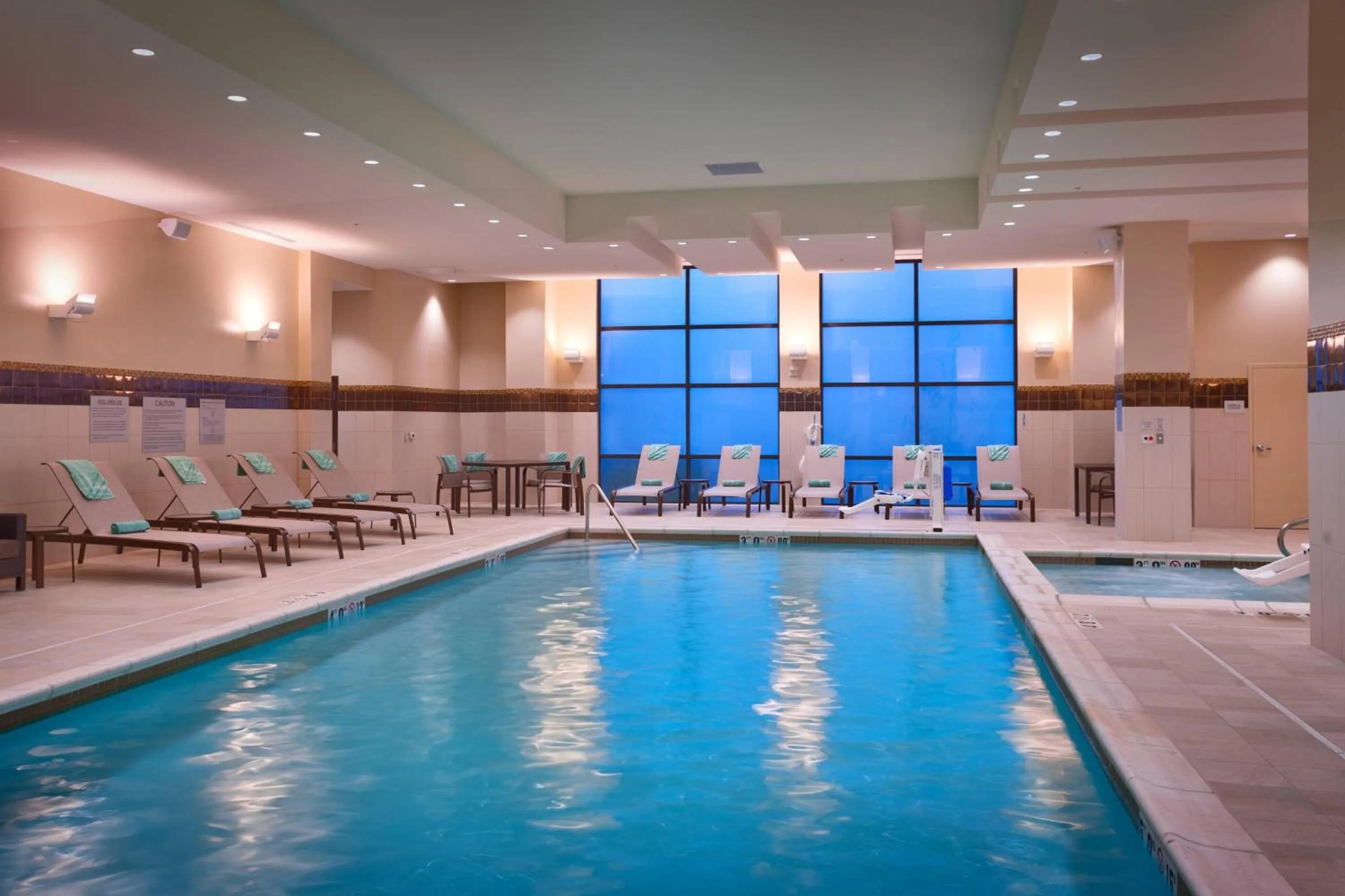 Swimming pool in Courtyard by Marriott Salt Lake City Downtown