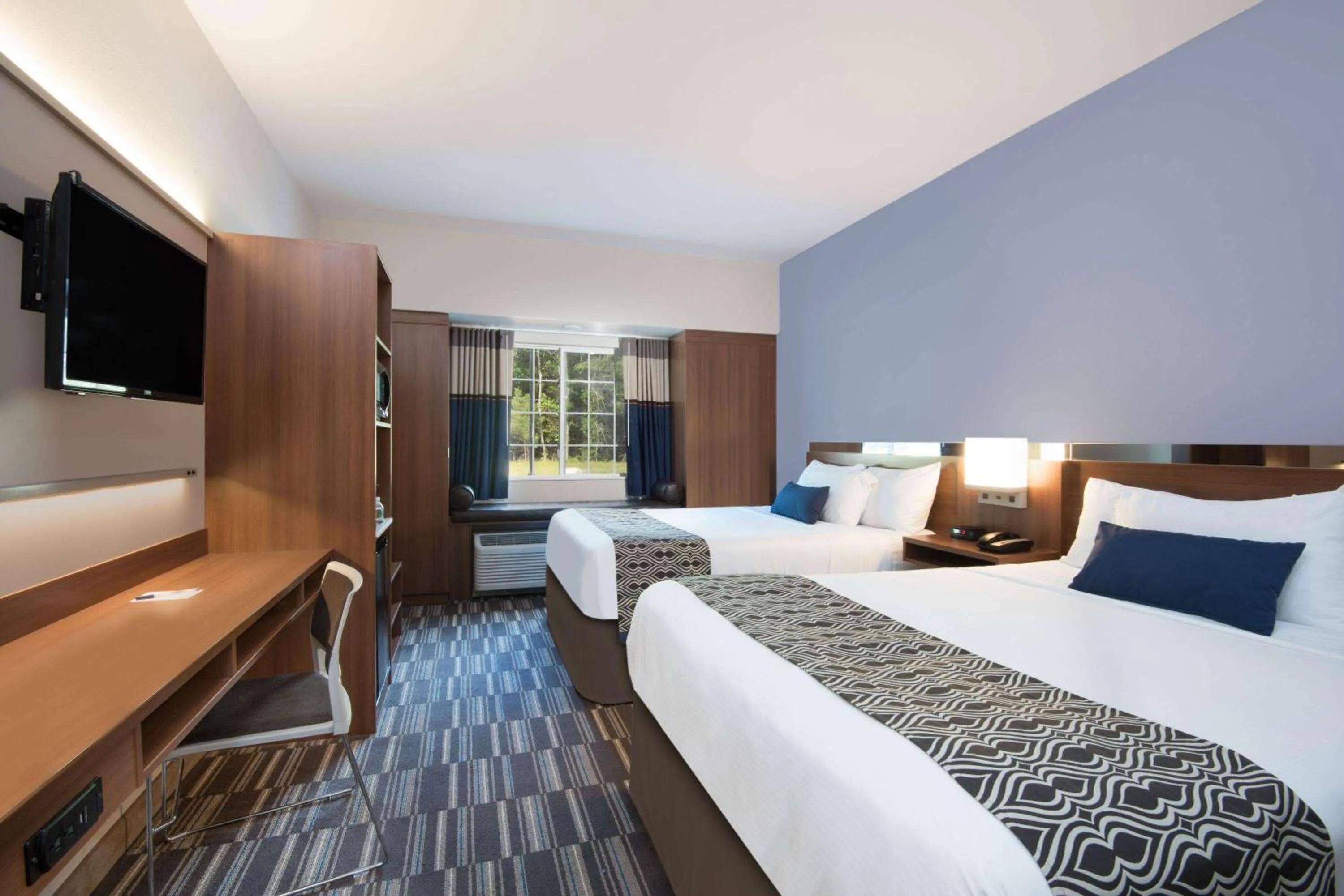 Photo of the whole room, Bed in Microtel Inn & Suites Windham