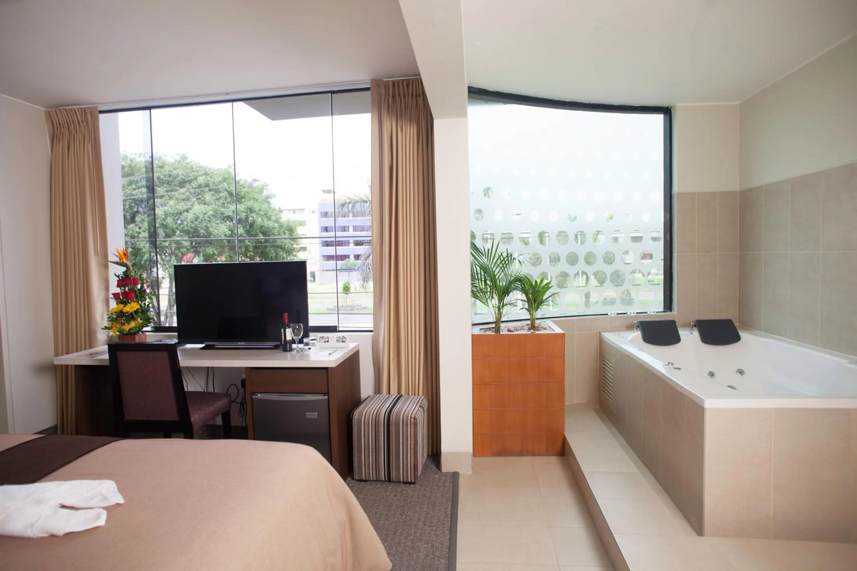 TV and multimedia, Bed in Palmetto Hotel Business La Perla