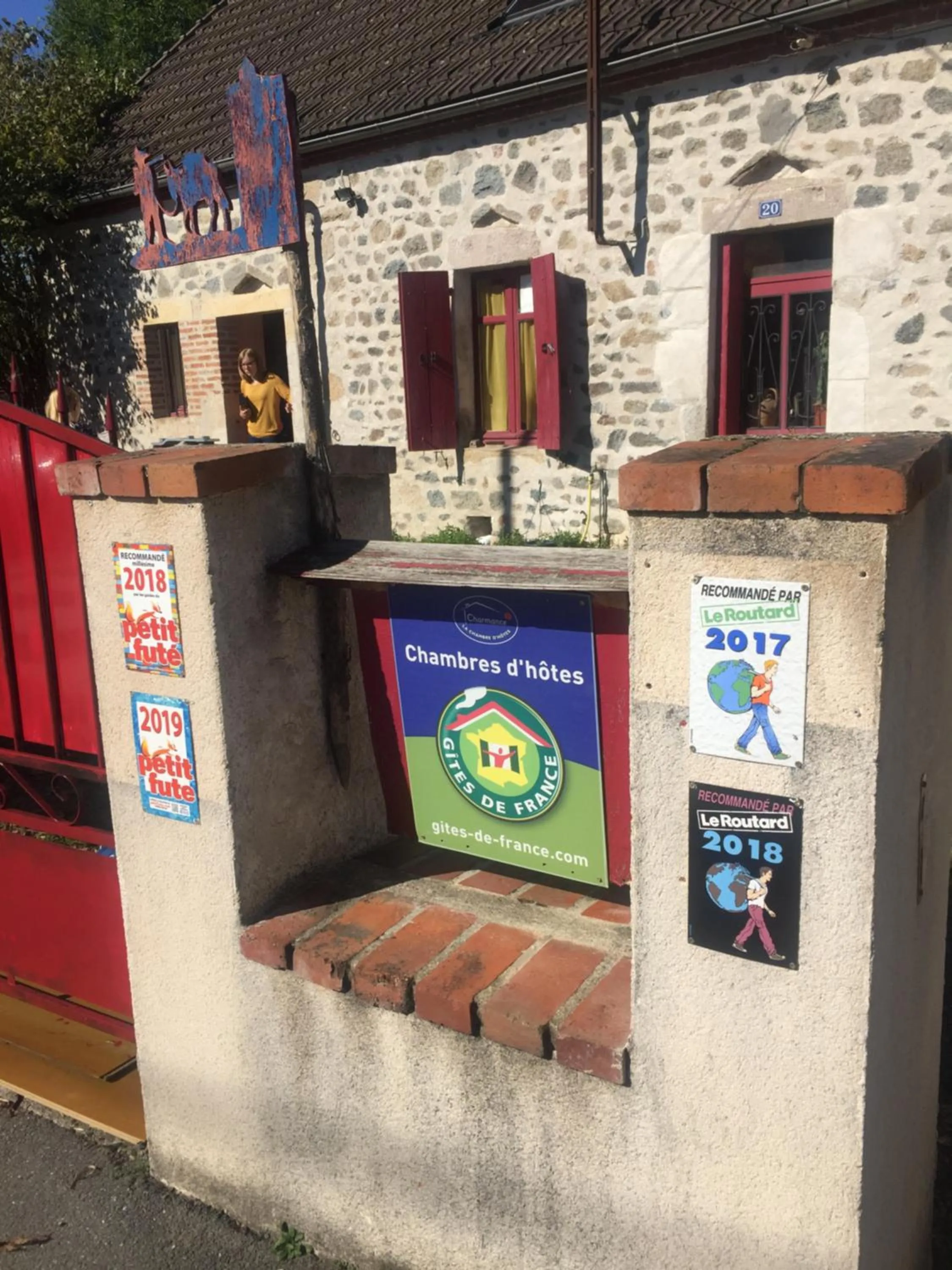 Facade/entrance in Les Maitres Sonneurs