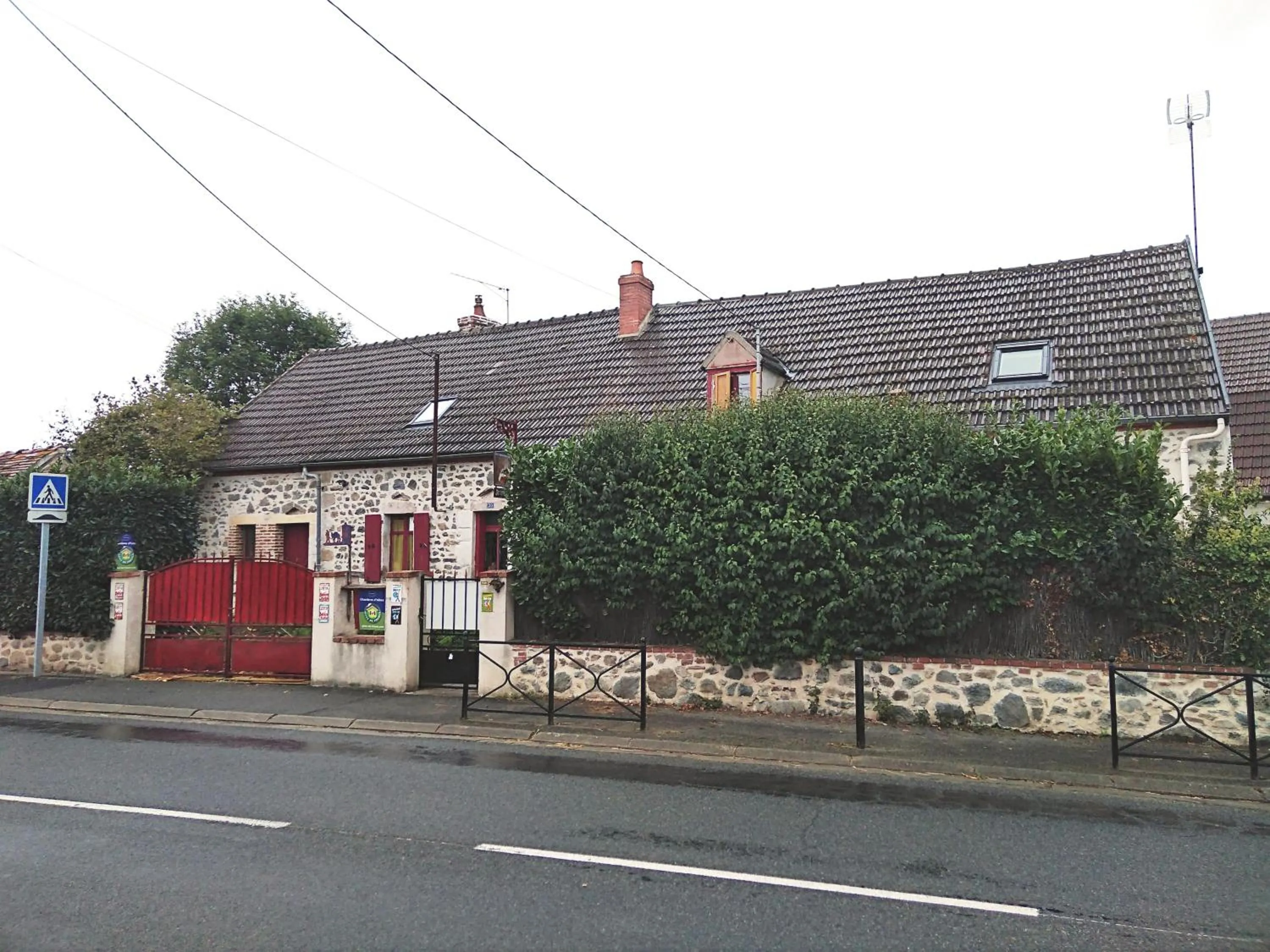 Facade/entrance in Les Maitres Sonneurs