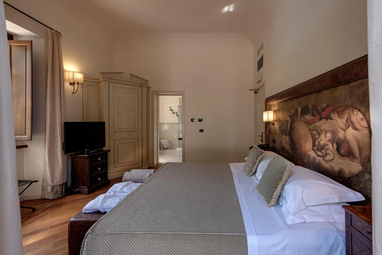 Bedroom, Bed in Villa Campomaggio Resort & SPA