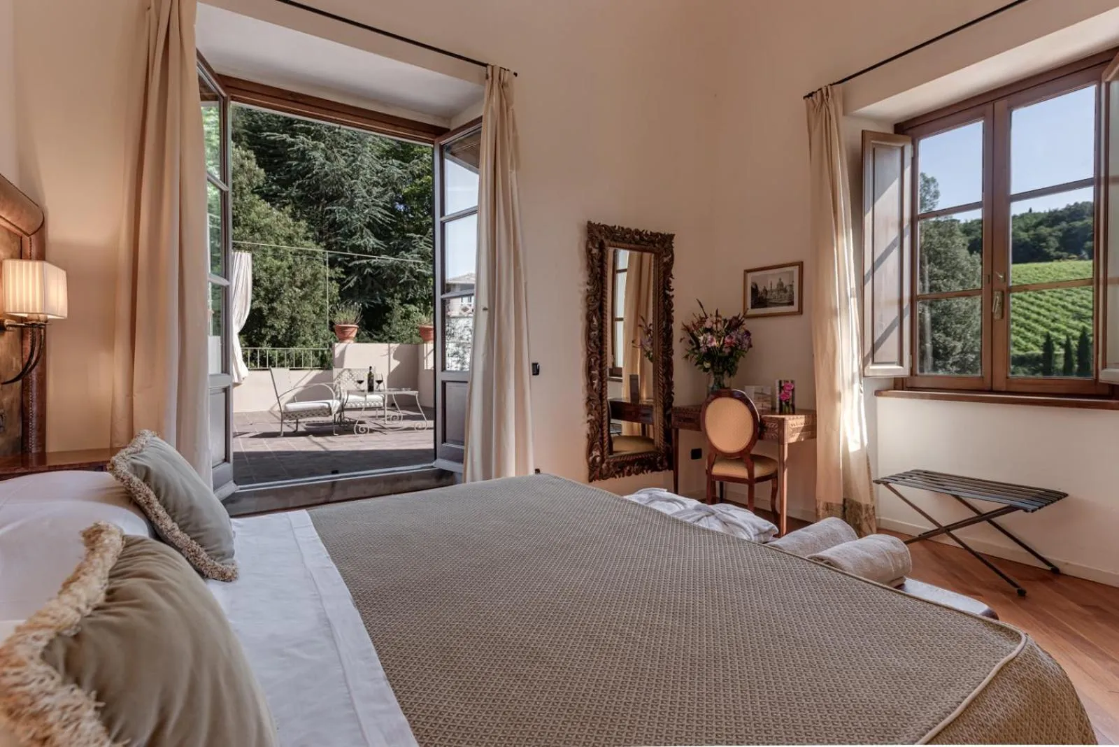 Bed in Villa Campomaggio Resort & SPA