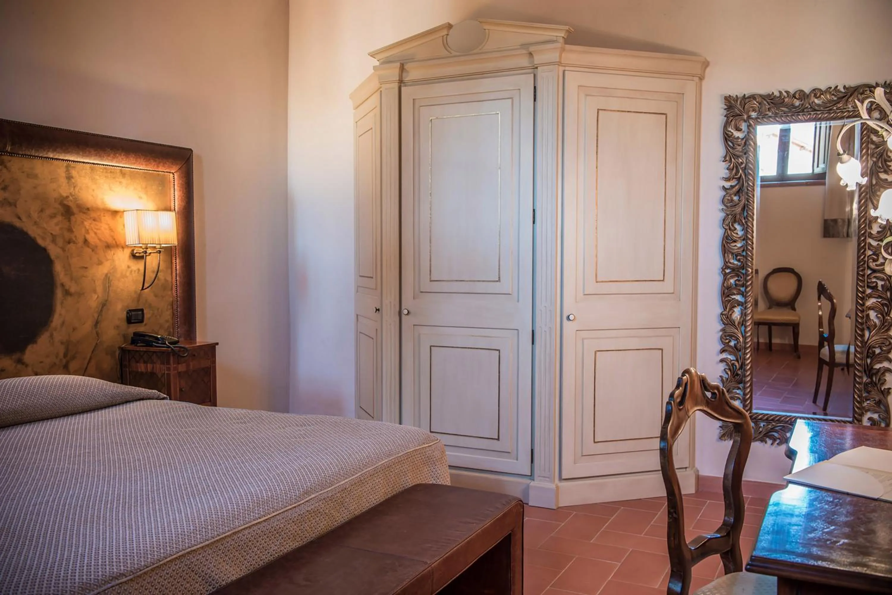 Coffee/tea facilities, Bed in Villa Campomaggio Resort & SPA