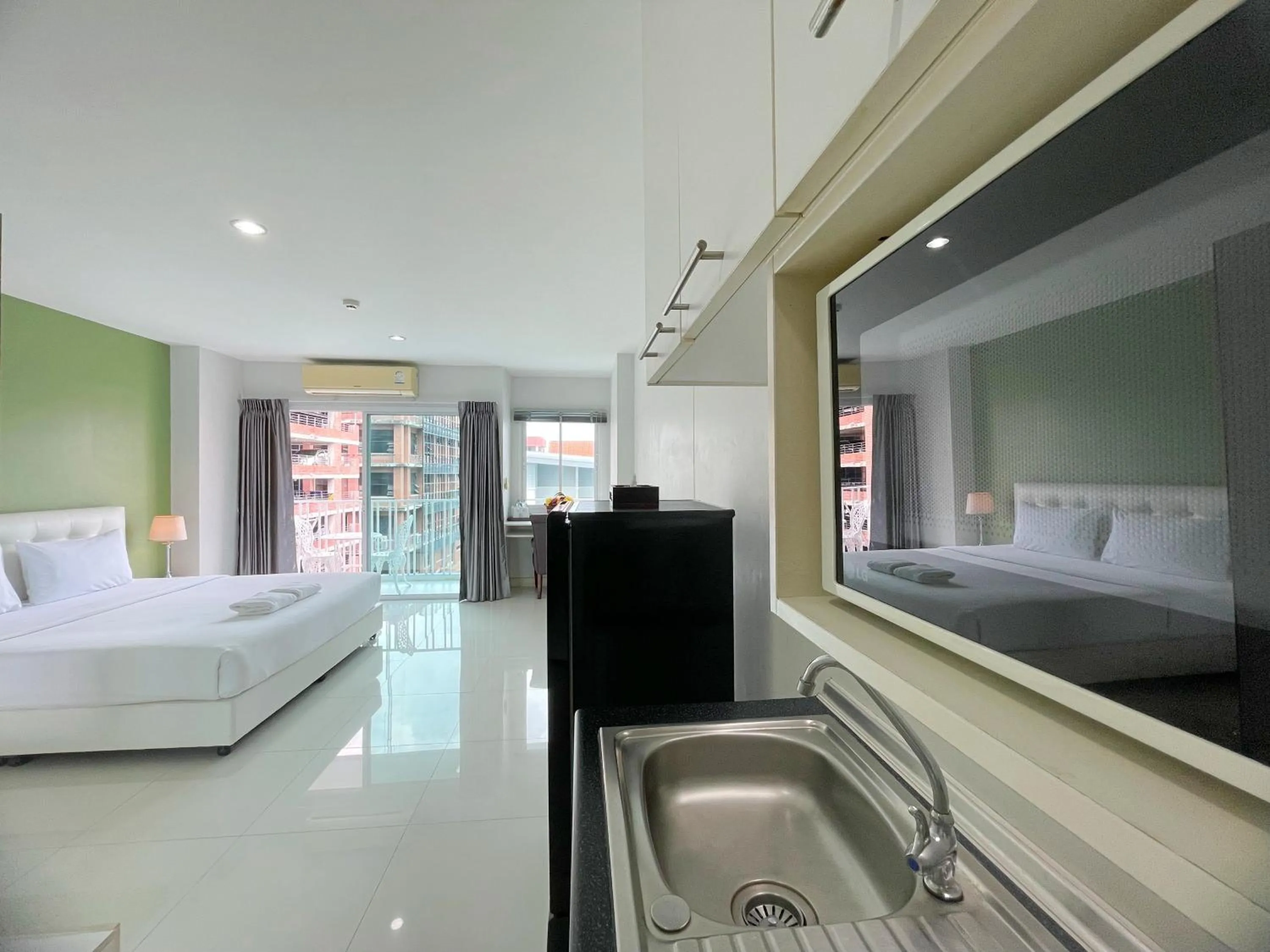 Photo of the whole room, Bed in Baan Pattaya by Sabai