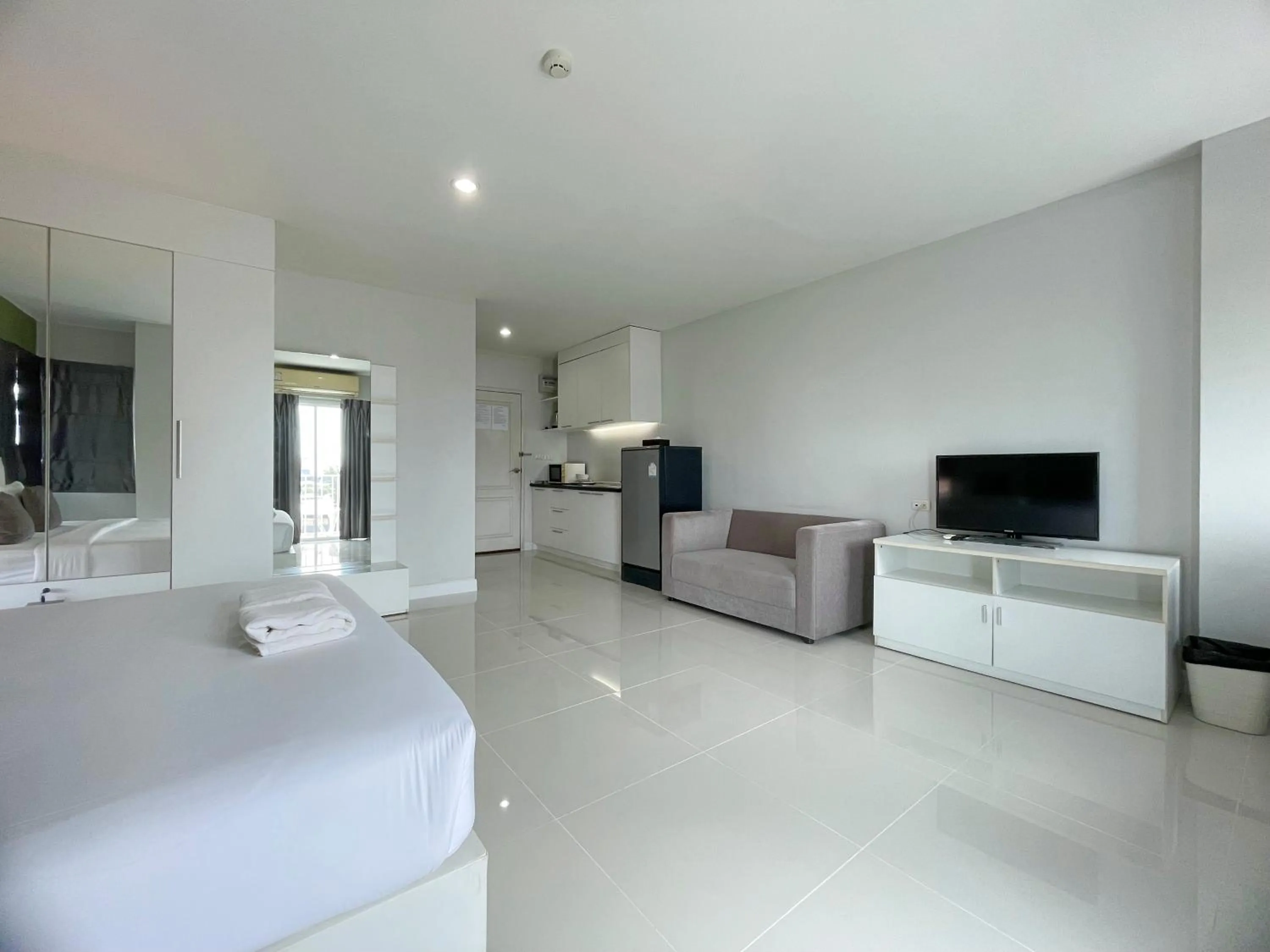 TV and multimedia, Bed in Baan Pattaya by Sabai